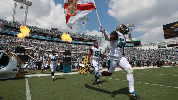 
                <strong>Jacksonville Jaguars (EverBank Field)</strong><br>
                Gesamtkosten für zwei Personen: 190,72 DollarTicket: 61,36 DollarBier: 7 DollarSoft Drink: 6 DollarHot Dog: 6 DollarParken: 30 Dollar
              