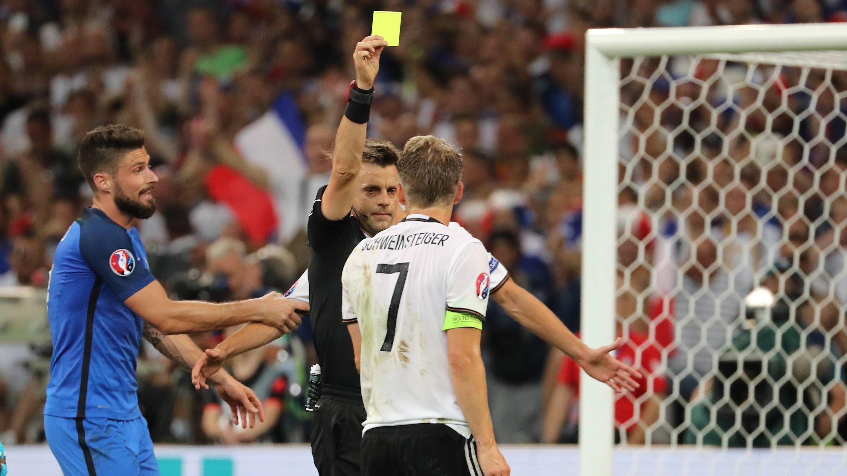 <strong>2016: Schweinsteiger Pechvogel beim EM-Aus</strong>&nbsp;<br>Als die DFB-Elf im Viertelfinale dann erstmals Italien bei einem großen Turnier bezwang (6:5 i. E. ), war die Euphorie groß. Die Ernüchterung kurz darauf noch größer. Mit 0:2 schied der Weltmeister sang- und klanglos im Halbfinale gegen Frankreich aus. Ausgerechnet WM-Held Schweinsteiger leitete die Pleite mit einem verursachten Elfer ein.