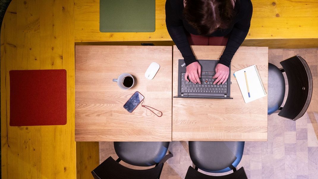 Viele Menschen die im Home Office arbeiten, setzen sich hin und wieder auf krank an den Rechner.