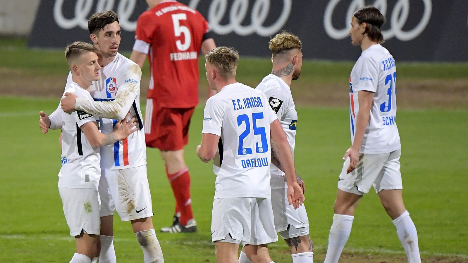 
                <strong>1. Platz: FC Hansa Rostock (61 Punkte)</strong><br>
                Auch das Restprogramm meint es gut mit den Hansestädtern - zumindest auf dem Papier. Neben dem direkten Konkurrenten aus Ingolstadt wartet aus der oberen Tabellenhälfte nur noch der SV Wehen Wiesbaden (7.) auf den Spitzenreiter. Um den Traum von der ersten Zweitliga-Spielzeit seit zehn Jahren zu realisieren, sollten in den Aufeinandertreffen mit Lübeck (19.), Unterhaching (20.), Meppen (15.) und Zwickau (11.) Siege eingefahren werden. Doch man wird gewarnt sein rund um das Ostseestadion - vier der sechs Hinrunden-Partien gegen diese Teams wurden verloren, einzig gegen Zwickau und Unterhaching ging Hansa als Sieger vom Platz.
              