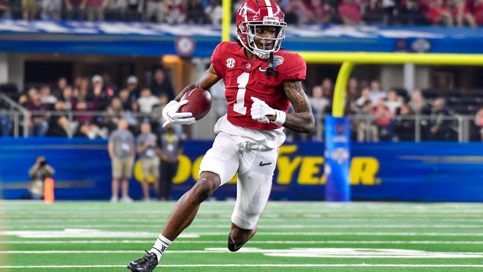 
                <strong>18. Pick: Philadelphia Eagles - Jameson Williams</strong><br>
                &#x2022; Wide Receiver <br>&#x2022; Alabama <br>
              
