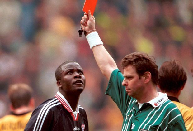 
                <strong>Bundesliga 98/99</strong><br>
                Und Samy Kuffuour sieht auch noch die rote Karte von Schiedsrichter Heynemann. Am Ende geht das hitzige Duell der beiden Rivalen 2:2 unentschieden aus
              