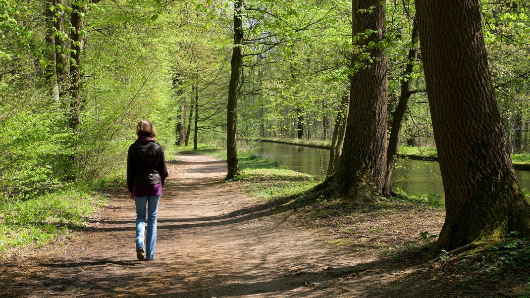 Durch regelmäßige Bewegung kannst du Krampfadern vorbeugen. Ein Spaziergang hält fit und gesund. 