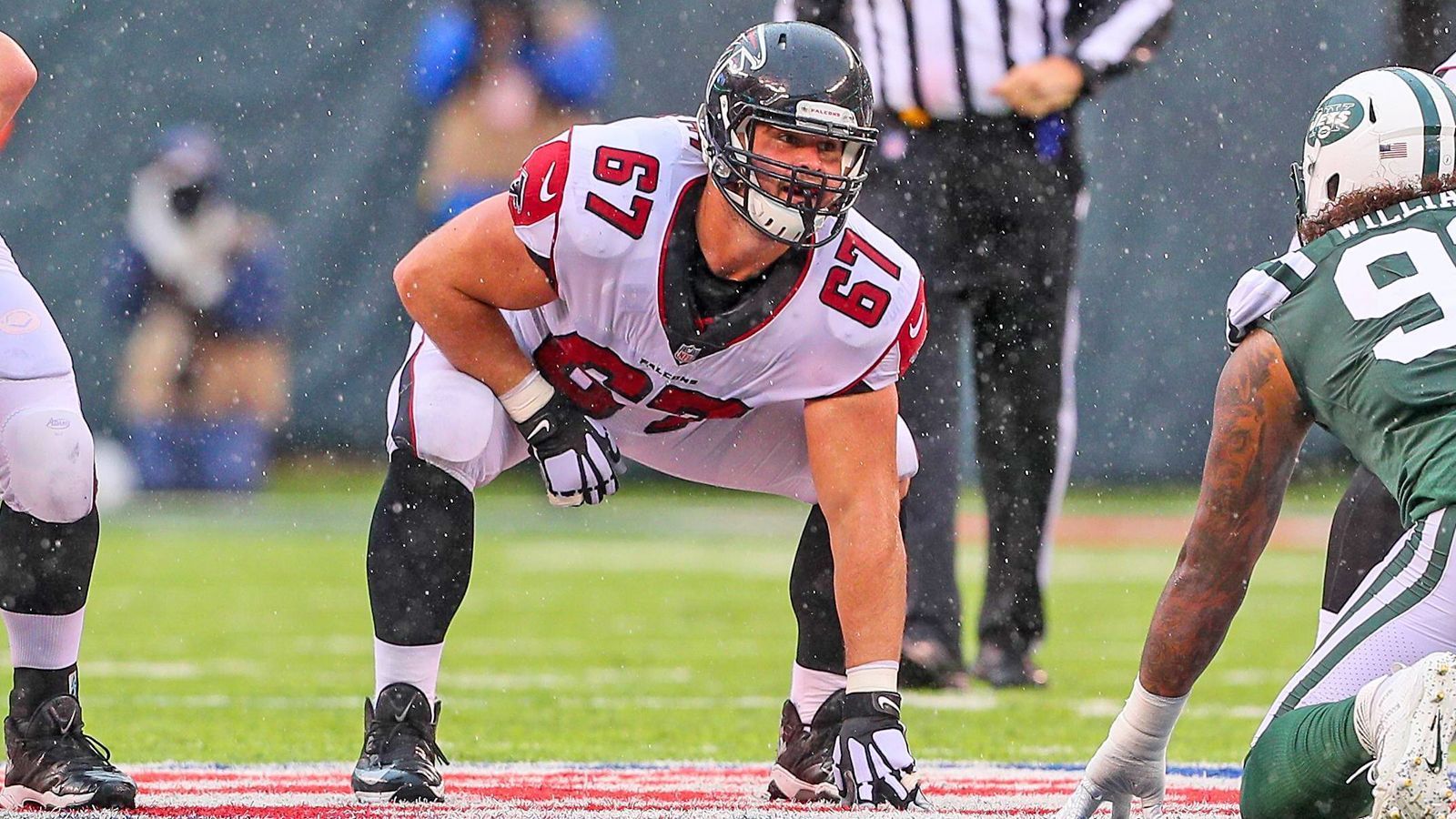 
                <strong>Andy Levitre (Rücktritt mit 32 Jahren)</strong><br>
                Andy Levitre macht Schluss! Nach zehn Jahren in der NFL hat der Offensive Guard nun seinen Rücktritt bekanntgegeben. Das Karriereende verkündete der 32-Jährige mit einem emotionalen Statement auf Instagram. Levitre wurde im Jahr 2009 von den Buffalo Bills in der zweiten Runde gedraftet. Nach vier Jahren verließ er die Bills und spielte danach zwei Jahre für die Tennessee Titans und zuletzt vier Saisons bei den Atlanta Falcons. Mit den Falcons erreichte er auch den Super Bowl im Februar 2017, den die Franchise gegen die New England Patriots verlor. In all seinen 143 NFL-Partien ging Levitre in seinem jeweiligen Team als Starter in der O-Line auf das Feld. In der vergangenen Spielzeit erlitt er allerdings zum zweiten Mal einen Trizeps-Riss und verpasste 14 Saisonspiele. Die Verletzung ist wohl nun auch der Grund für seinen Rücktritt.
              