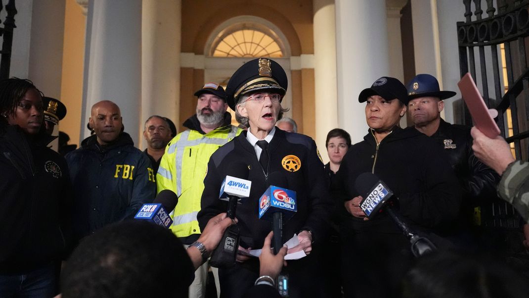 Die Polizeichefin des New Orleans Police Department, Anne Kirkpatrick, gibt eine Erklärung ab.