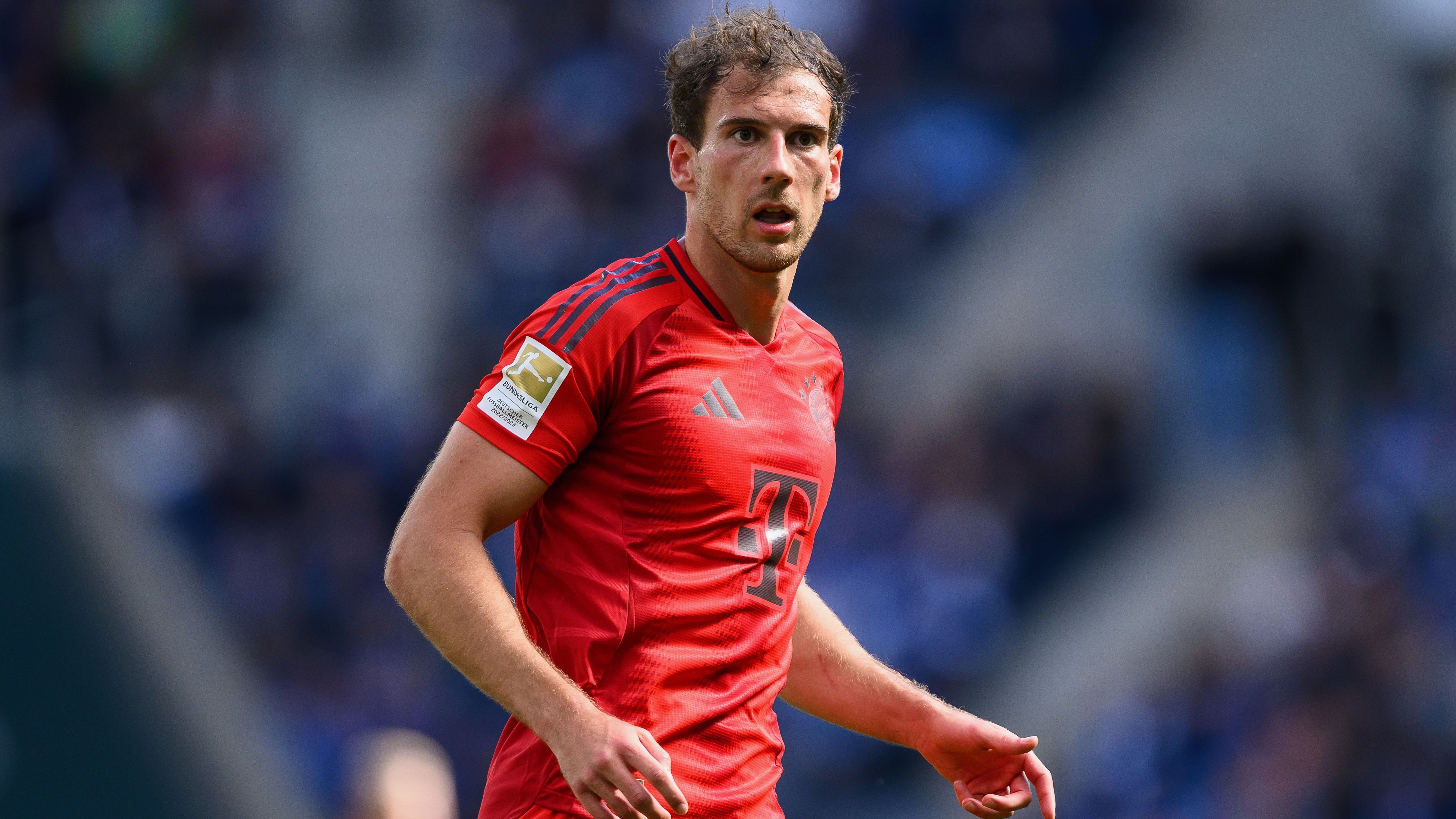 <strong>Leon Goretzka (FC Bayern München)</strong><br>Leon Goretzkas Zukunft beim FC Bayern ist ungewiss: Trainer Vincent Kompany plant im Mittelfeld zumeist ohne den 29-Jährigen. Doch Goretzka will weiter um seine Chance kämpfen - und hat deshalb nun wohl auch ein Angebot aus den USA abgelehnt. Wie die "Bild" berichtet, habe sich der Charlotte FC aus der MLS nach Goretzka erkundigt.