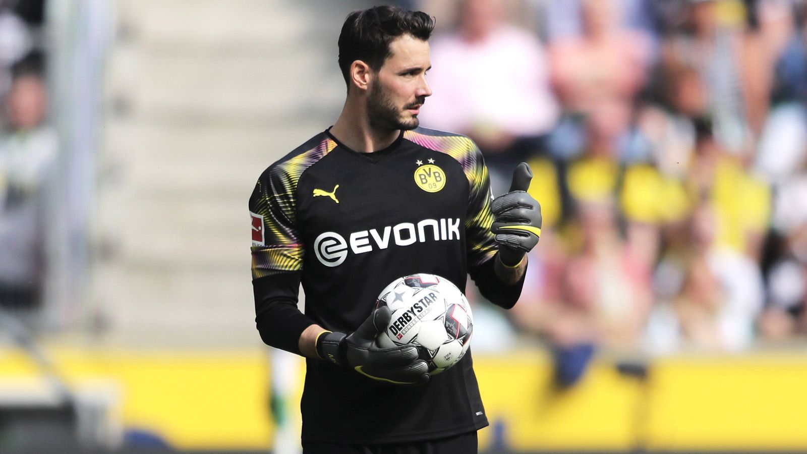 
                <strong>Roman Bürki</strong><br>
                Torhüter
              