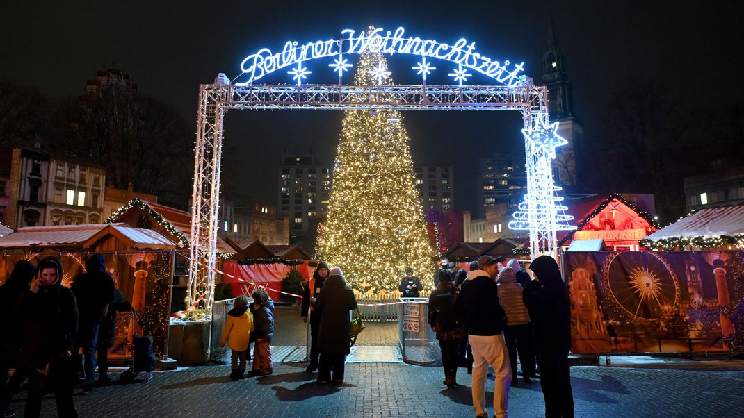 Der Weihnachtsmarkt am Berliner Alexanderplatz ist nach einem Brand geräumt und vorzeitig geschlossen worden. 