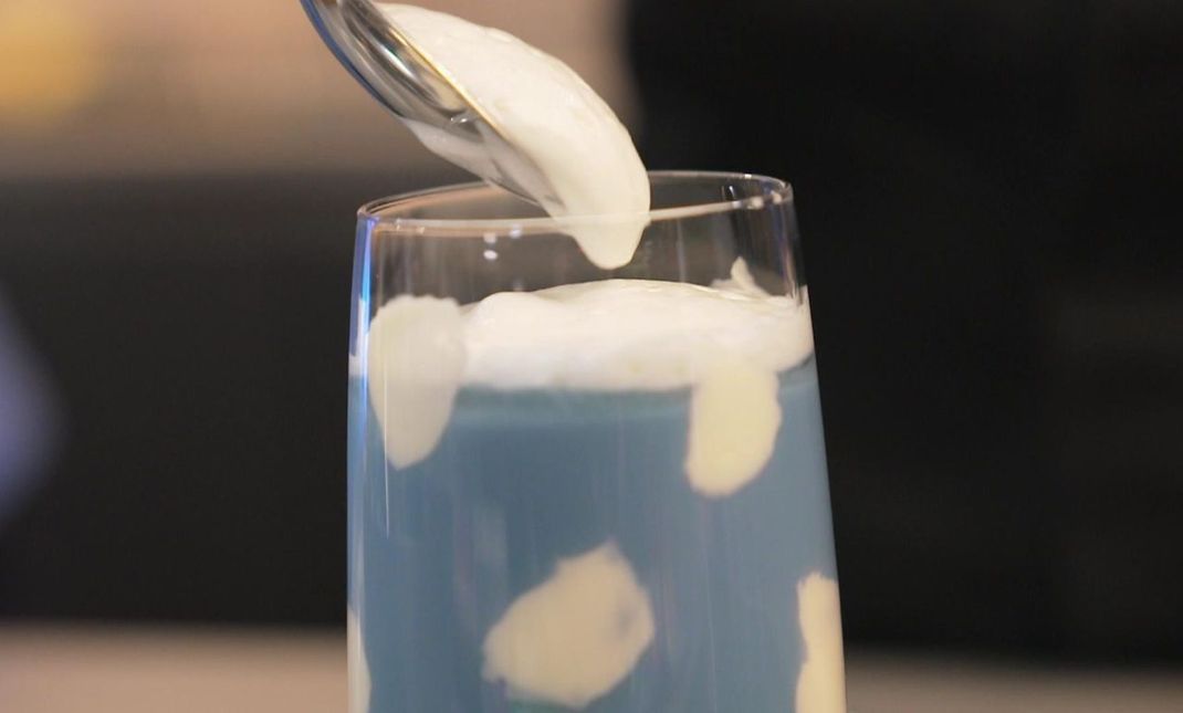 Food Trend: Cloud Latte. Himmlisches Blau, durchzogen mit feinen "Wolken". Einfach super!