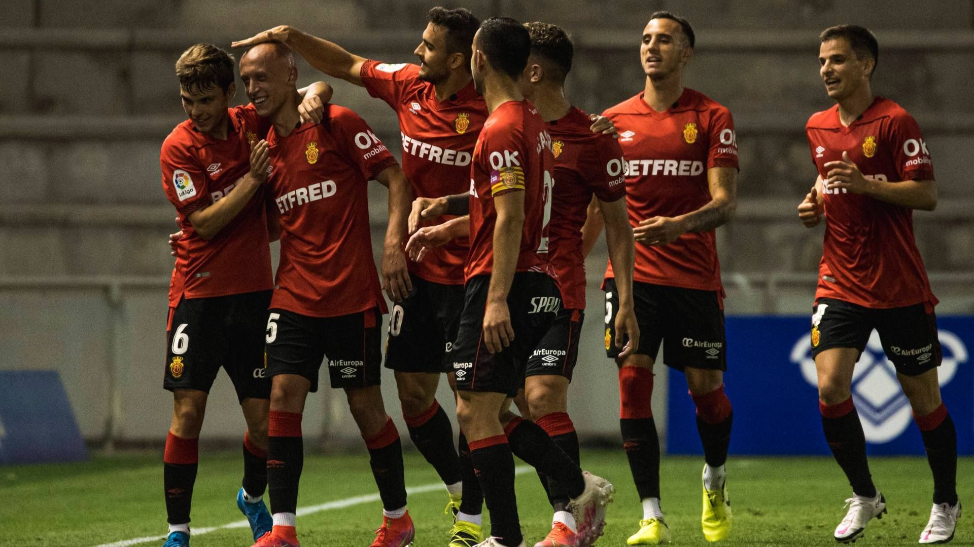 
                <strong>RCD Mallorca (Spanien) </strong><br>
                Dank eines wahren Schlussspurts hatte sich der RCD Mallorca in La Liga 2 bereits einen Spieltag vor Saisonende das sichere Aufstiegsticket geschnappt. Die Mallorquiner hatten zu dem Zeitpunkt fünf ihrer sechs letzten Spiele gewonnen und waren so dem Verfolger-Trio aus CD Leganes, UD Almeria und FC Girona davongezogen.
              