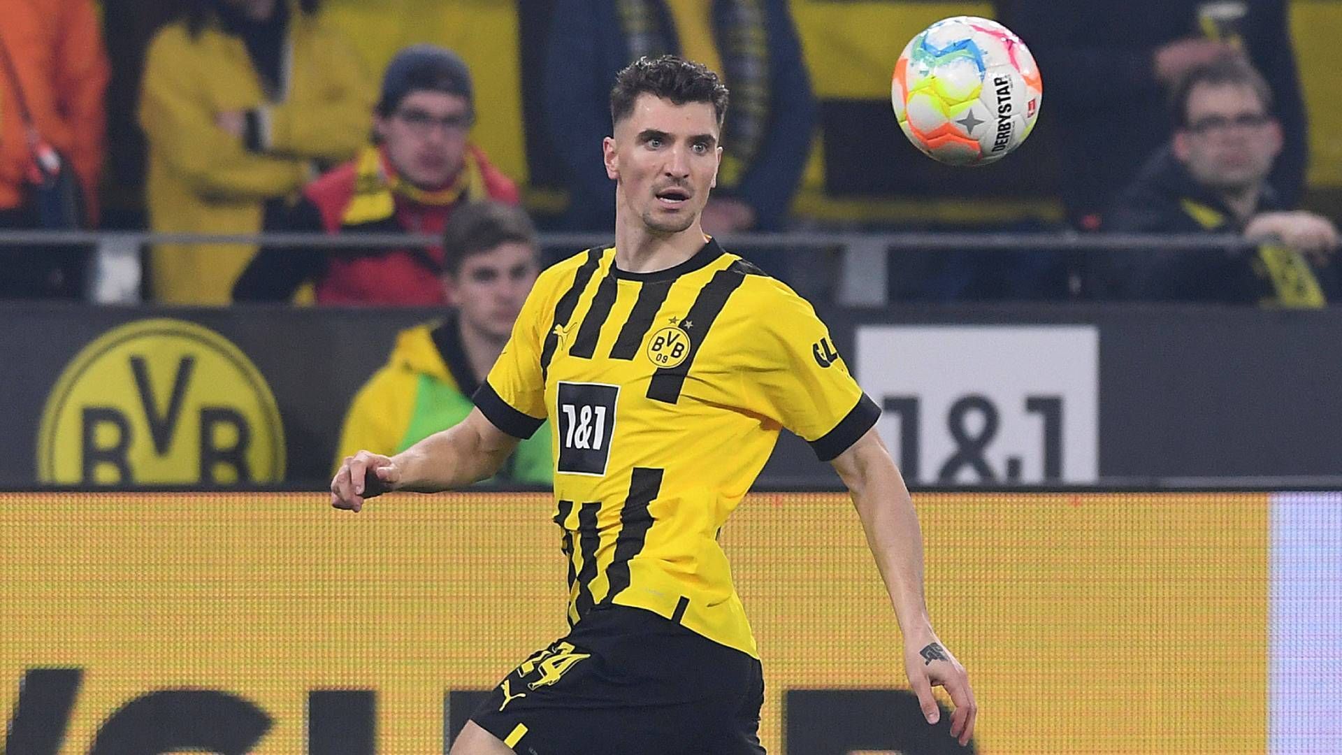 <strong>Thomas Meunier</strong><br>Obwohl Thomas Meunier beim BVB keine Rolle mehr spielt, kam es im Sommer 2023 zu keinem Abgang des Belgiers. Die Trennung könnte nun wohl im Januar 2024 vollzogen werden, nachdem er im Sommer unter anderem mit einer Rückkehr in seine Heimat zum FC Brügge in Verbindung gebracht wurde. Meuniers Vertrag in Dortmund läuft noch bis zum 30. Juni 2024.