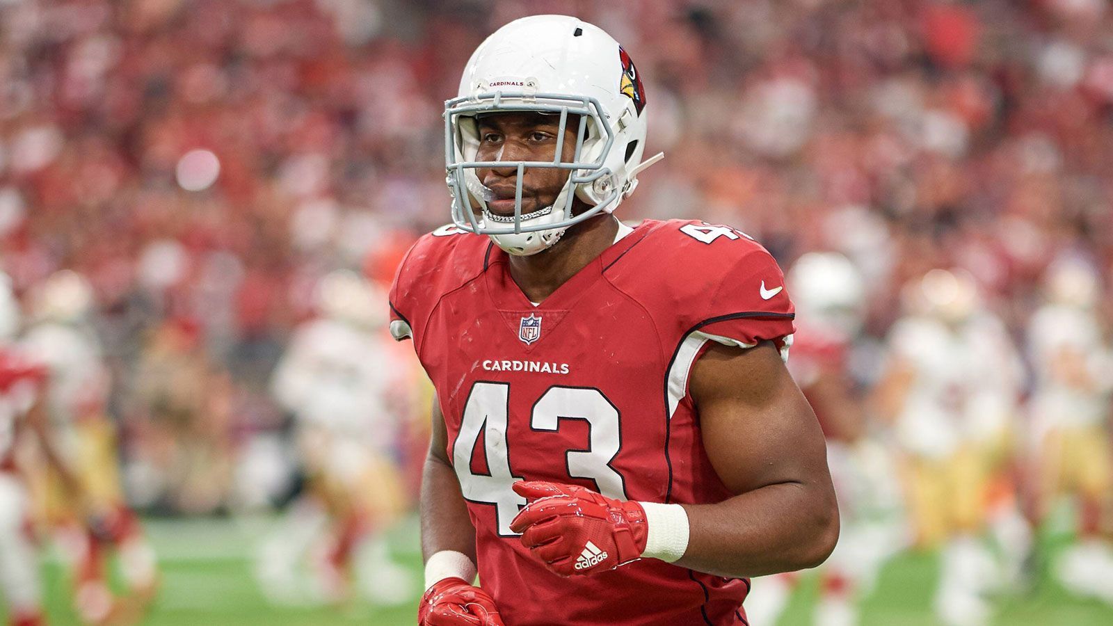 
                <strong>Haason Reddick (Arizona Cardinals) - Linebacker</strong><br>
                Wenn es nach einigen Experten geht, wird der Erstrundenpick aus dem Draft 2017 eher entlassen als getradet. Alle Zeichen deuten auf einen Abschied aus Arizona hin, Anfang Mai lehnten die Cardinals sogar die "Fifth Year Option" von Reddicks Rookie-Vertrag ab. Cody Benjamin von "CBSSports" bezeichnet den Outside Linebacker gar als "Bust", also ein hoher Draftpick, der weit hinter den Erwartungen zurück bleibt. In seinen drei Saisons erzielte Reddick gerade einmal magere 7,5 Sacks. Mit 25 Jahren ist er aber noch vergleichsweise jung und könnte daher das Interesse anderer Teams wecken.
              