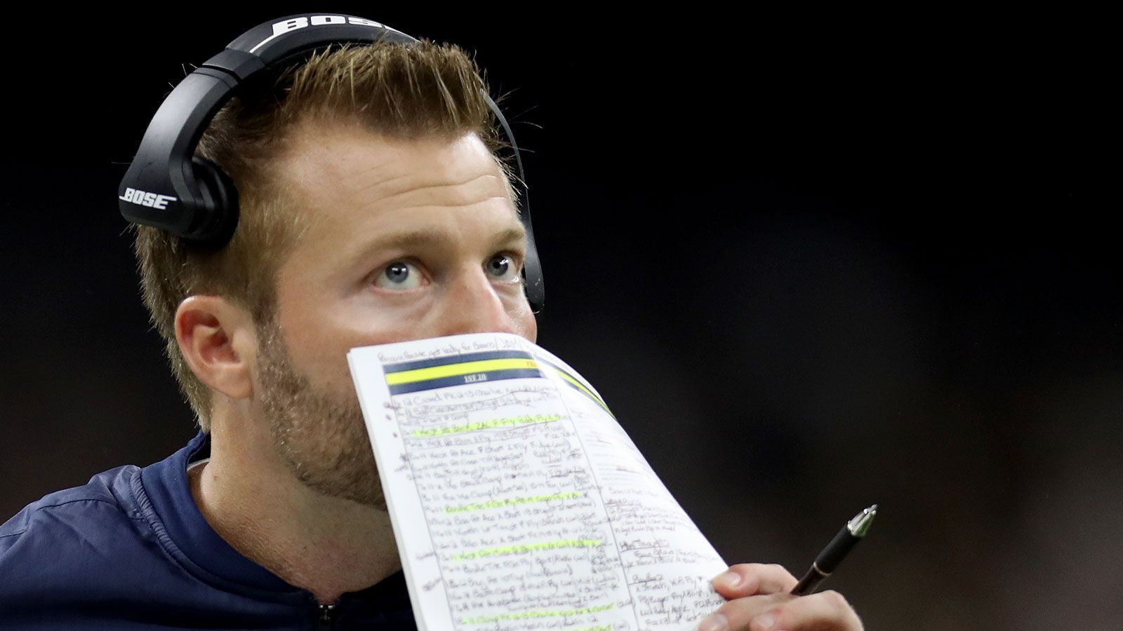 
                <strong>Sean McVay, der Freak</strong><br>
                Wenn du Sean McVays mit nur einem Satz beschreiben müsstest, was würdest du sagen? Dass er mit gerade einmal 30 Jahren der jüngste Head Coach der NFL-Geschichte wurde? Dass er sich an Plays von vor 20 Jahren haargenau erinnern kann? Dass er Spielzüge rappt? Dass es bei den Rams einen Typen gibt, dessen einzige Aufgabe darin besteht, McVay vom Spielfeld fernzuhalten? Was auch immer du wählst, dein Gegenüber wird sagen: Was für ein Freak! Und das vermutlich nur positiv meinen. McVay ist seit Jahren eine Bereicherung für die gesamte NFL. Vor allem hat er mit seinem zweiten Super-Bowl-Einzug bewiesen, dass der Hype immer noch real ist. Neben all seiner Expertise als Football-Guru sieht McVay auch noch verdammt gut aus, was regelmäßig Frauen zum American Football bringt. Und daran ist ja mal überhaupt nichts auszusetzen.
              