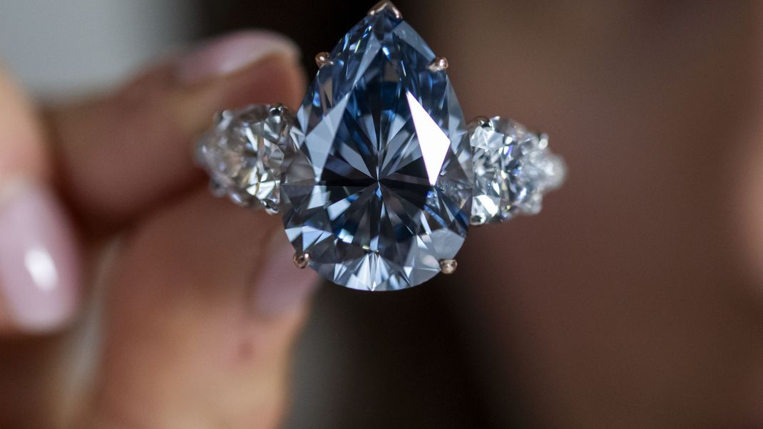 Ein seltener blauer Diamant hat bei einer Auktion in Genf 41 Millionen Euro erzielt.