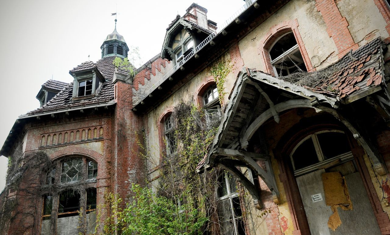 Saubere, frische Waldluft - die Lungen-Heilanstalt wurde zwischen 1898 und 1930 an ihrem Standort nahe Potsdam errichtet. Der Grund für die Standort-Wahl:  die gute Luft-Qualität. 