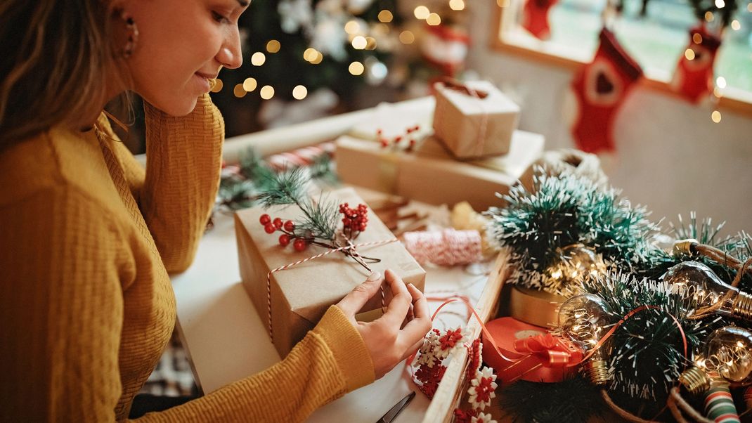 Die Geschenke für die Liebsten selbst einzupacken ist einer der schönsten Beschäftigungen vor Heiligabend.