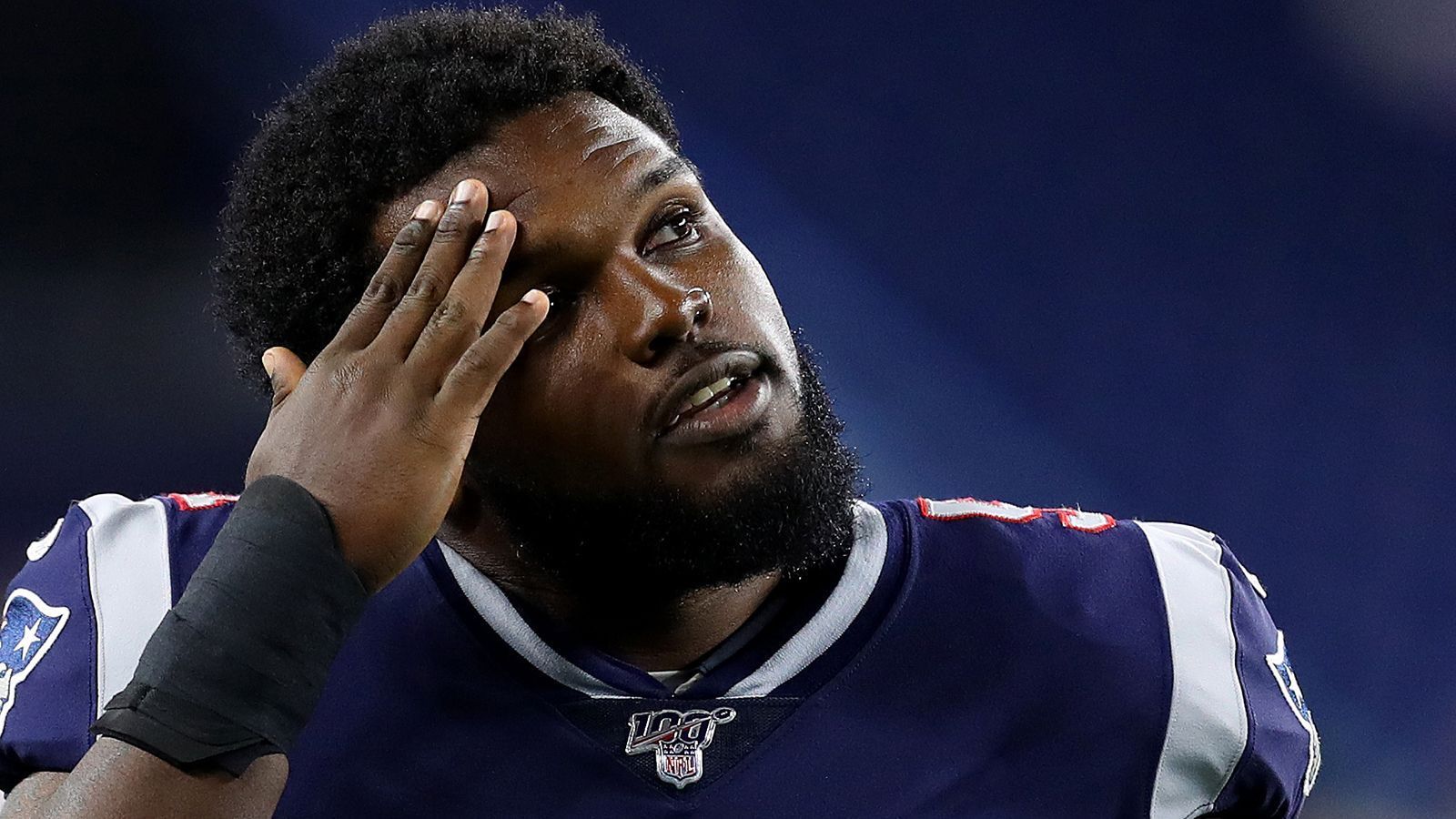 
                <strong>Linebacker-Notstand</strong><br>
                Jamie Collins und Kyle van Noy verabschiedeten sich in der Free Agency und Dont'a Hightower setzt die kommende Saison aus. Kurz: Die drei etatmäßigen Linebacker-Starter, auch "Boogeymen" genannt, aus dem Vorjahr stehen Bill Belichick nicht zur Verfügung. Für Hightower dürfte Ja'Whaun Bentley einspringen. Die "Pats" wählten den 23-Jährigen in der fünften Runde des NFL Drafts 2018. Vergangene Saison stand er in allen Spielen auf dem Feld, allerdings als Rotationsspieler. Er muss jetzt nicht nur die Middle-Linebacker-Position übernehmen, sondern auch als neues "Sprachrohr" der Defensive agieren, der die Spielzüge ansagt. 
              