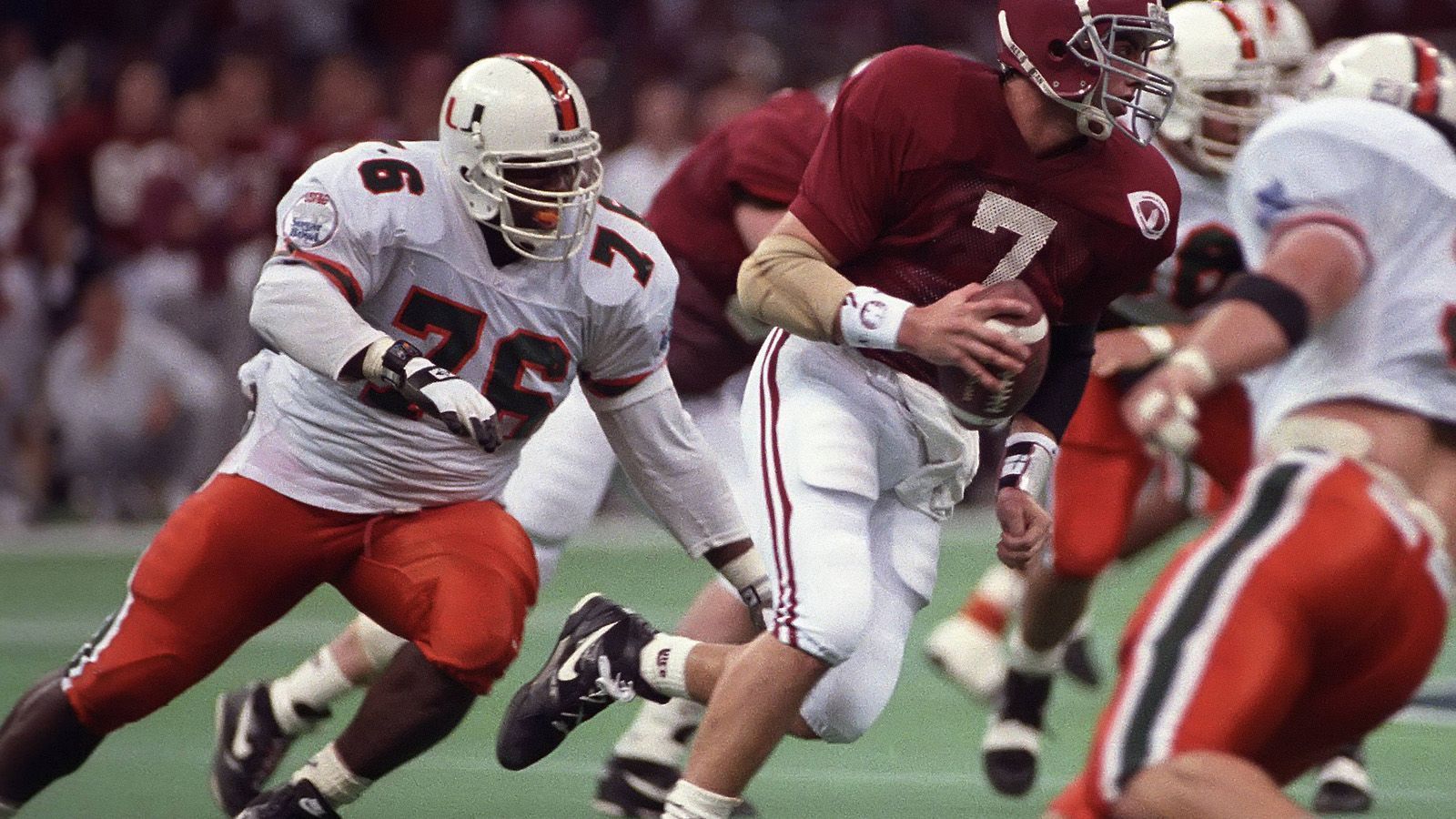 
                <strong>"The Rock" am College: Im Schatten eines späteren Hall-of-Famers der NFL</strong><br>
                So war es Sapp, der den Starting-Job ab 1992 inne hatte. Der spätere Star der Tampa Bay Buccaneers und Oakland Raiders schaffte es in die Hall of Fame der NFL, nahm an sieben Pro Bowls teil und gewann 2003 den Super Bowl mit den Bucs. Dementsprechend wenig Chancen hatte der von Verletzungen geplagte Johnson. "Ich kam in den Raum der D-Liner und setzte mich hin. Dwayne kam rein und fragte 'Was machst du hier?' Ich sagte: 'Ich bin hier, um mir deinen Job zu schnappen.' So haben wir uns kennengelernt. Ich habe es als Scherz gesagt, aber ich war wirklich da um mir seinen Job zu schnappen", erzählte Sapp einst "ESPN". Zwischen den Kontrahenten hätte es nie eine Art Wettbewerb gegeben: "Er wurde Wrestler und Filmstar. Ich liebe ihn über alles, aber er konnte nicht mit mir mithalten. Wenn er was anderes sagt, lügt er."
              