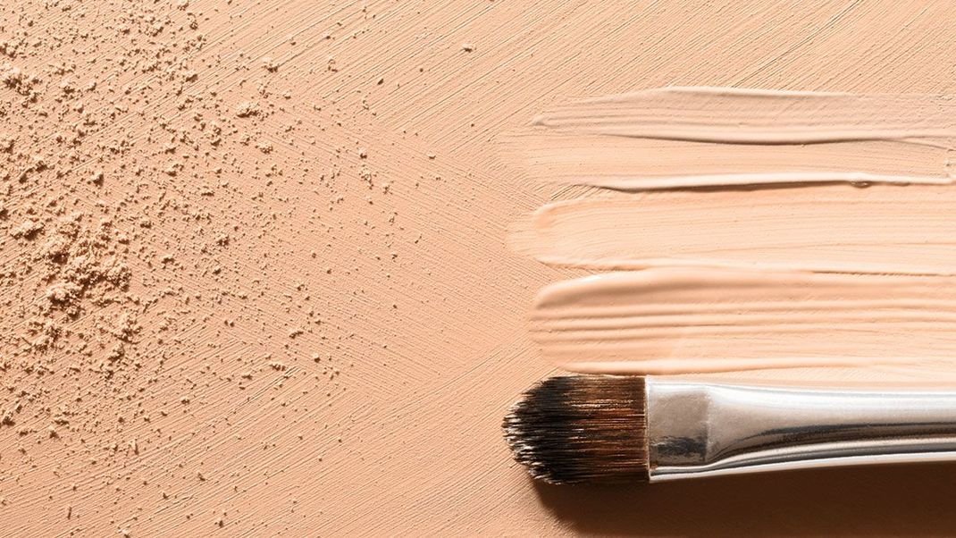 Wenn du möchtest, dass dein Make-up möglichst lange hält, greife zu flüssigen Texturen – die richtige Foundation ist also ein wichtiger Faktor für langanhaltendes Make-up.