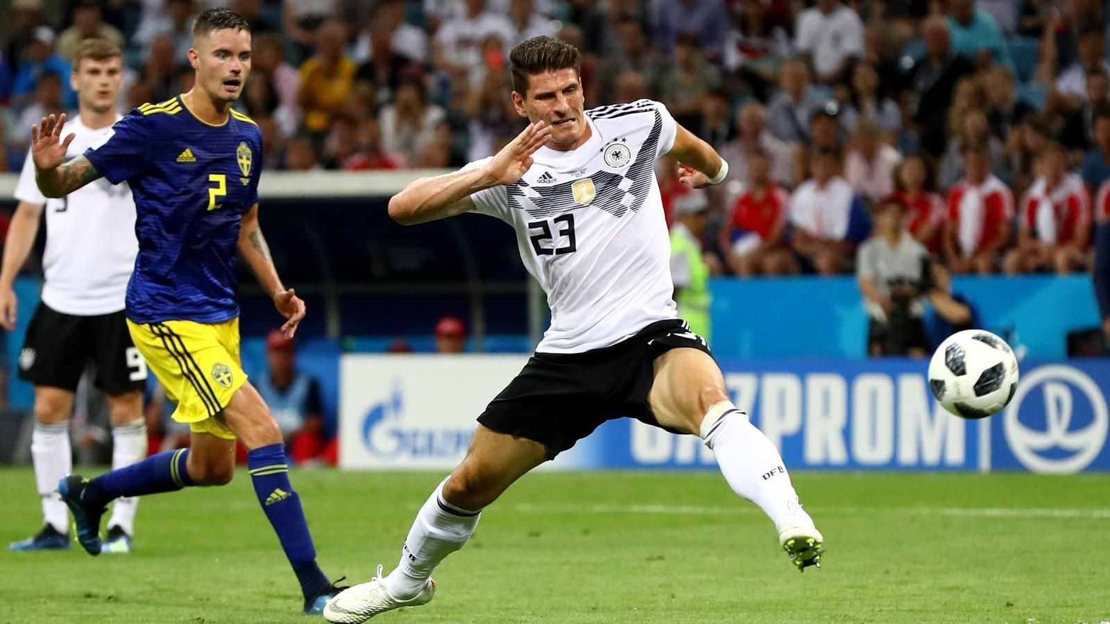 
                <strong>Mario Gomez</strong><br>
                Der Stürmer kommt nach der Pause als letzte Hoffnung für Draxler. Mit seiner Präsenz im Strafraum stiftet er Unruhe, vergibt aber kläglich in bester Position - zu seinem Glück entscheidet der Schiri zu Unrecht auf Abseits. Auch sein Kopfball auf Kroos-Flanke findet nicht den Weg ins Tor. ran-Note: 4
              