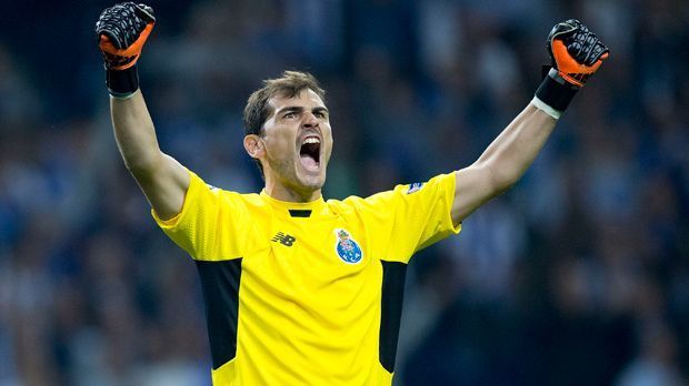 
                <strong>Torwart: Iker Casillas</strong><br>
                Mit Torwart-Gott Iker Casillas spielte Samuel Eto'o zu Beginn seiner Karriere in drei Spielen zusammen, nach seiner Ausbildung bei Real Madrid Castilla wurde der damals 19-jährige Eto'o schnell ausgeliehen und später verkauft. Casillas machte sich bei den "Königlichen" unsterblich. 
              