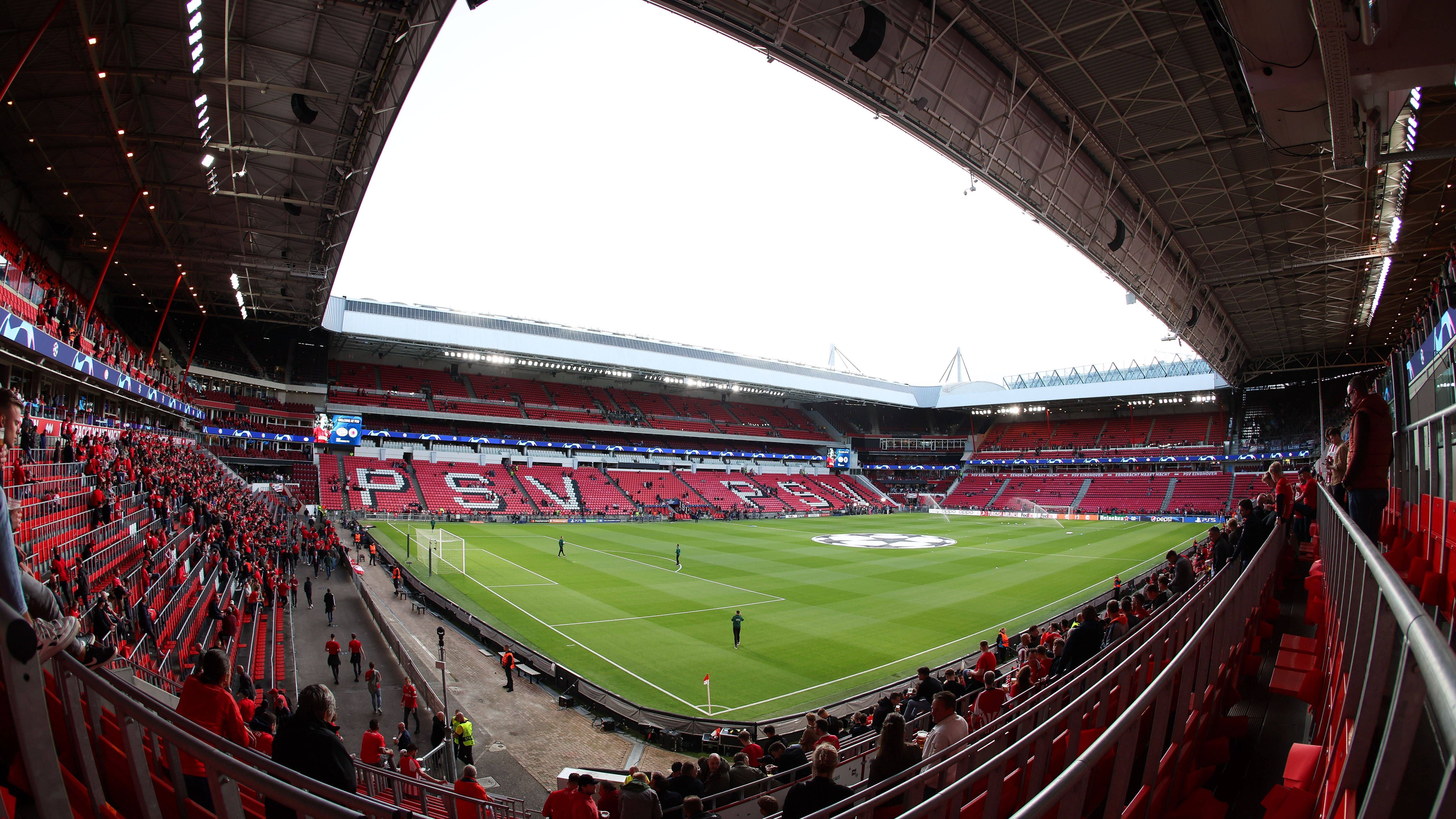 <strong>Philips-Stadion (Eindhoven)</strong><br>• Heimverein: PSV Eindhoven<br>• Fassungsvermögen: 35.119 Plätze<br>• Eröffnet: 1913 (letzte Renovierung: 2002)