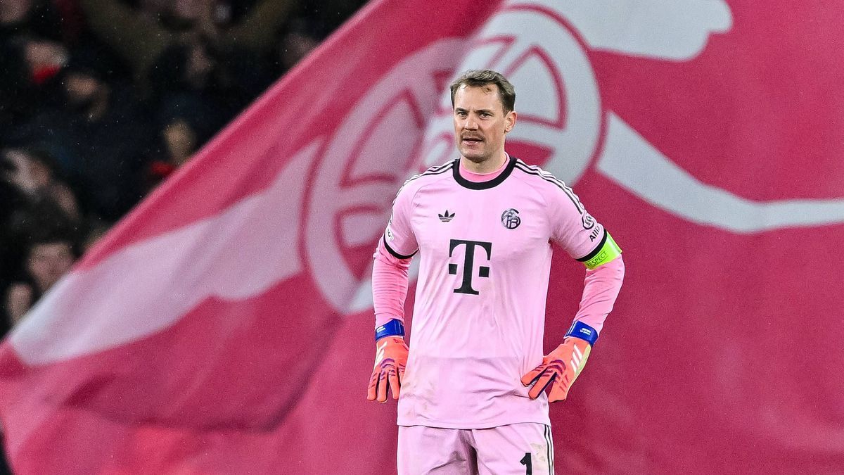 Torwart Manuel Neuer (Bayern München) Looks on during the UEFA Champions League 2025 26 League Phase MD5 match between Arsenal FC and FC Bayern München at Arsenal Stadium on November 26, 2025 in Lo...