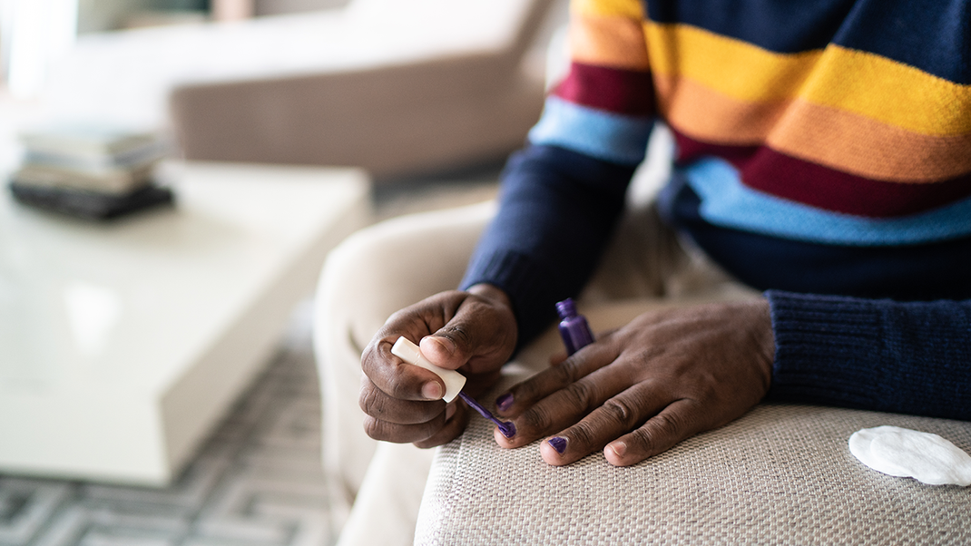 Nagellack auftragen soll gelernt sein. Mit unseren Tipps und Tricks ist das kein Problem mehr – und zwar für alle, die auf lackierte Nägel stehen! 