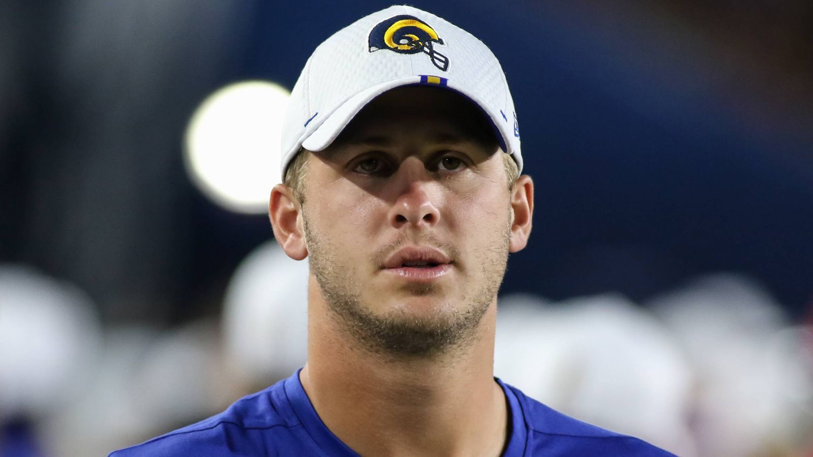 
                <strong>Ein direkter Vergleich</strong><br>
                Einen direkten finanziellen Vergleich gibt es seit Mittwoch: Da verlängerte Jared Goff von den Rams seinen Vertrag, der Deal für vier Jahre ist 134 Millionen Dollar wert, 110 Millionen davon sind garantiert. Garantiert dürfte es auch sein, dass sich Prescott, der mit Goff über den Draft 2016 in die Liga kam (Goff als Nummer eins, Prescott in Runde vier), in ähnlichen Regionen ansiedelt. Umgerechnet also bei rund 33,5 Millionen Dollar pro Jahr. Das Problem: "Der Kuchen wird kleiner", hatte Jones bereits vor dem Elliott-Deal erklärt. Im Salary-Cap-System ist der Geldfluss nun mal endlich.
              