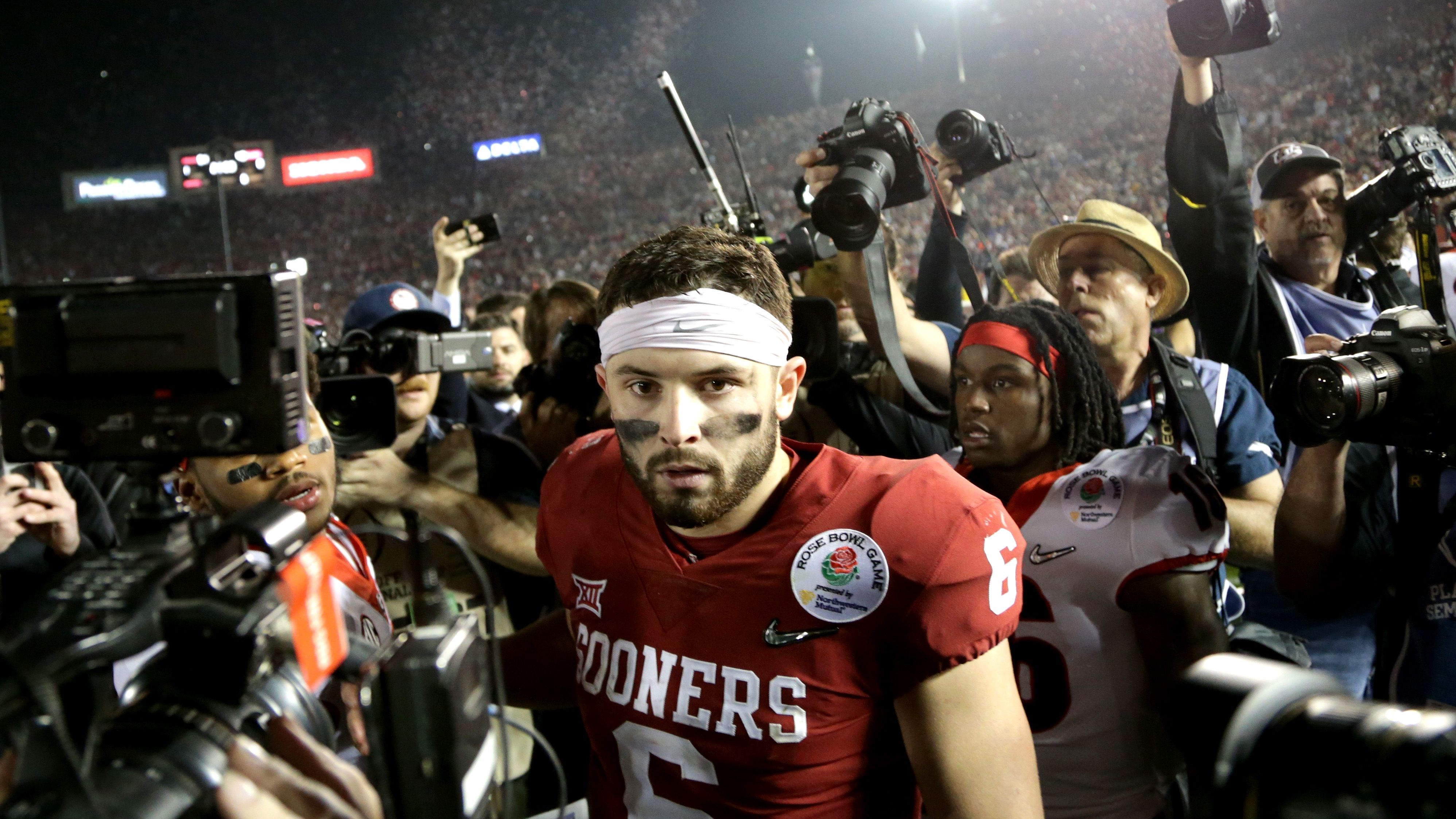 <strong></strong><strong>2017: Baker Mayfield (Quarterback - University of Oklahoma)</strong><br>Auch wenn Baker Mayfield 2020 die Browns zum ersten Playoff-Sieg des Jahrtausends führte, schrieben viele den QB nach seinem Achterbahn-Start in der NFL ab. Vier Jahre nachdem er 2018 an erster Stelle gedraftet worden war, entschieden sich die Browns dazu, Deshaun Watson mit dem größten Vertrag in NFL-Geschichte auszustatten und Mayfield zu den Panthers zu traden...