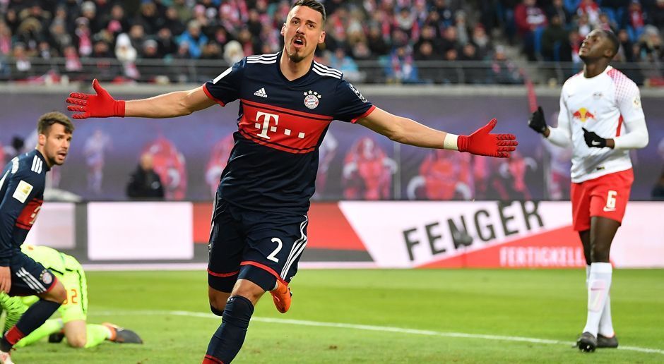 
                <strong>Top: Sandro Wagner (FC Bayern München)</strong><br>
                Er fühlt sich, als wäre er nie weg gewesen. Sandro Wagner und der FC Bayern - das passt! Entgegen der Erwartungen, der Ex-Hoffenheimer würde nur auf der Bank schmoren, lässt Jupp Heynckes den 30-Jährigen regelmäßig ran, mal von Beginn, mal als Einwechselspieler. Dabei zeigt sich: Auf Wagner ist Verlass. Schon vier Treffer gelangen ihm, darunter jüngst das Tor gegen RB Leipzig. Nicht nur dem FC Bayern - und Stammstürmer Robert Lewandowski - hilft Sandro Wagner weiter. Bundestrainer Jogi Löw steht nun vor der Entscheidung: Wagner oder Gomez bei der WM? Der Wechsel zum FC Bayern machte dies jedenfalls erst so richtig möglich. Top!
              