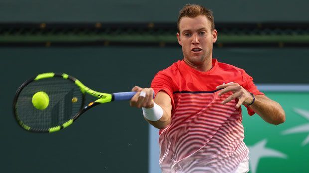 
                <strong>Jack Sock </strong><br>
                Nachdem der US-Amerikaner im Sommer 2015 sein Management gewechselt hatte, gab es eine Person, die sich damit nicht abfinden wollte: sein Ex-Agent. Dieser folgte seinem ehemaligen Schützling über mehrere Monate und versuchte ihn, durch störende Geräusche während der Matches zu irritieren. Beim Turnier in Indian Wells 2016 wurde dann auch die Öffentlichkeit erstmals Zeuge, als Sock sich lautstark beim Schiedsrichter über die Vorfälle beschwerte.
              