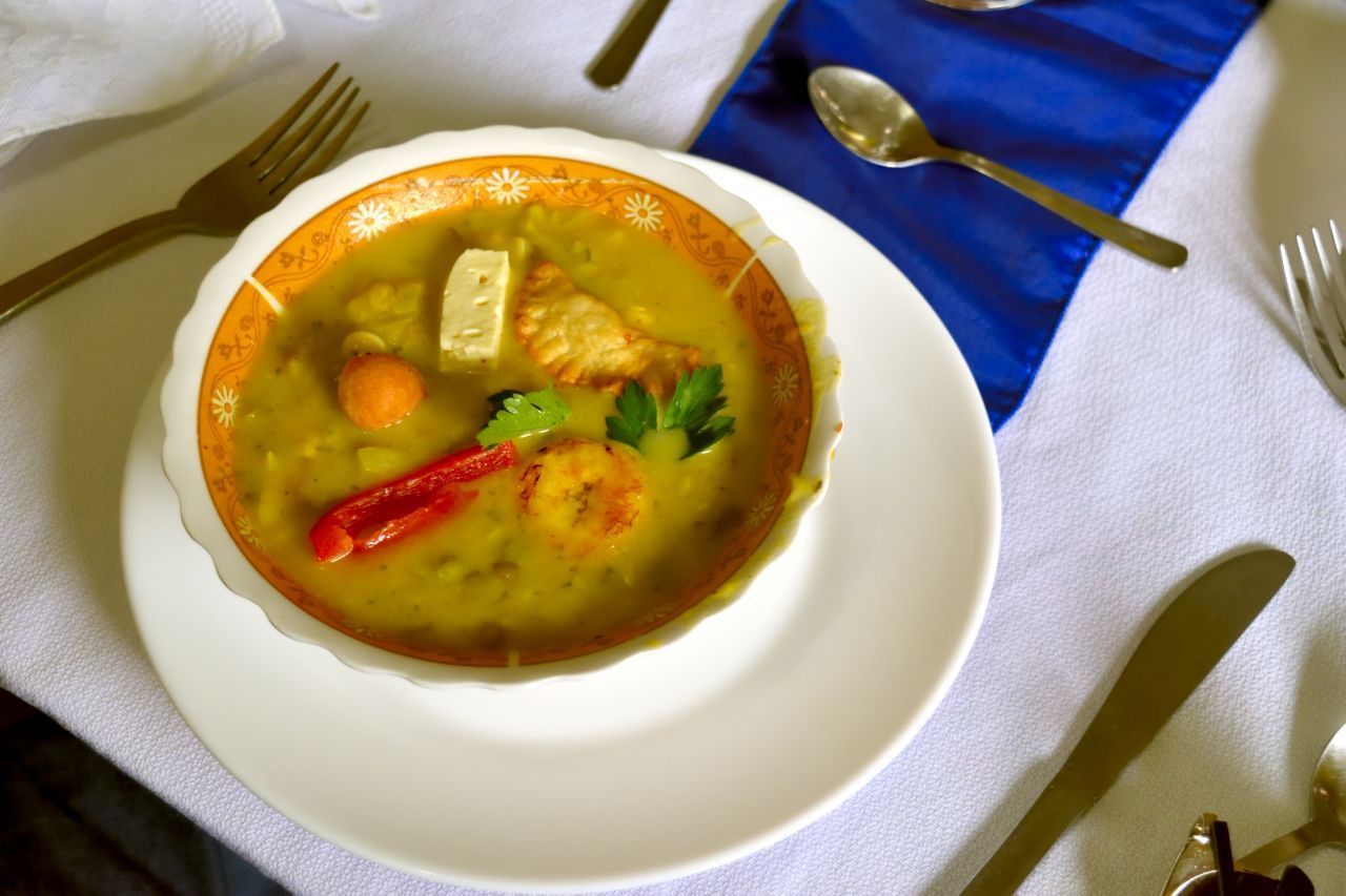 Ecuador: Die Suppe Fanesca ist durch den Mais und die Bohnen sehr reichhaltig und sättigend. Außerdem erfreut sie Vegetarier.
