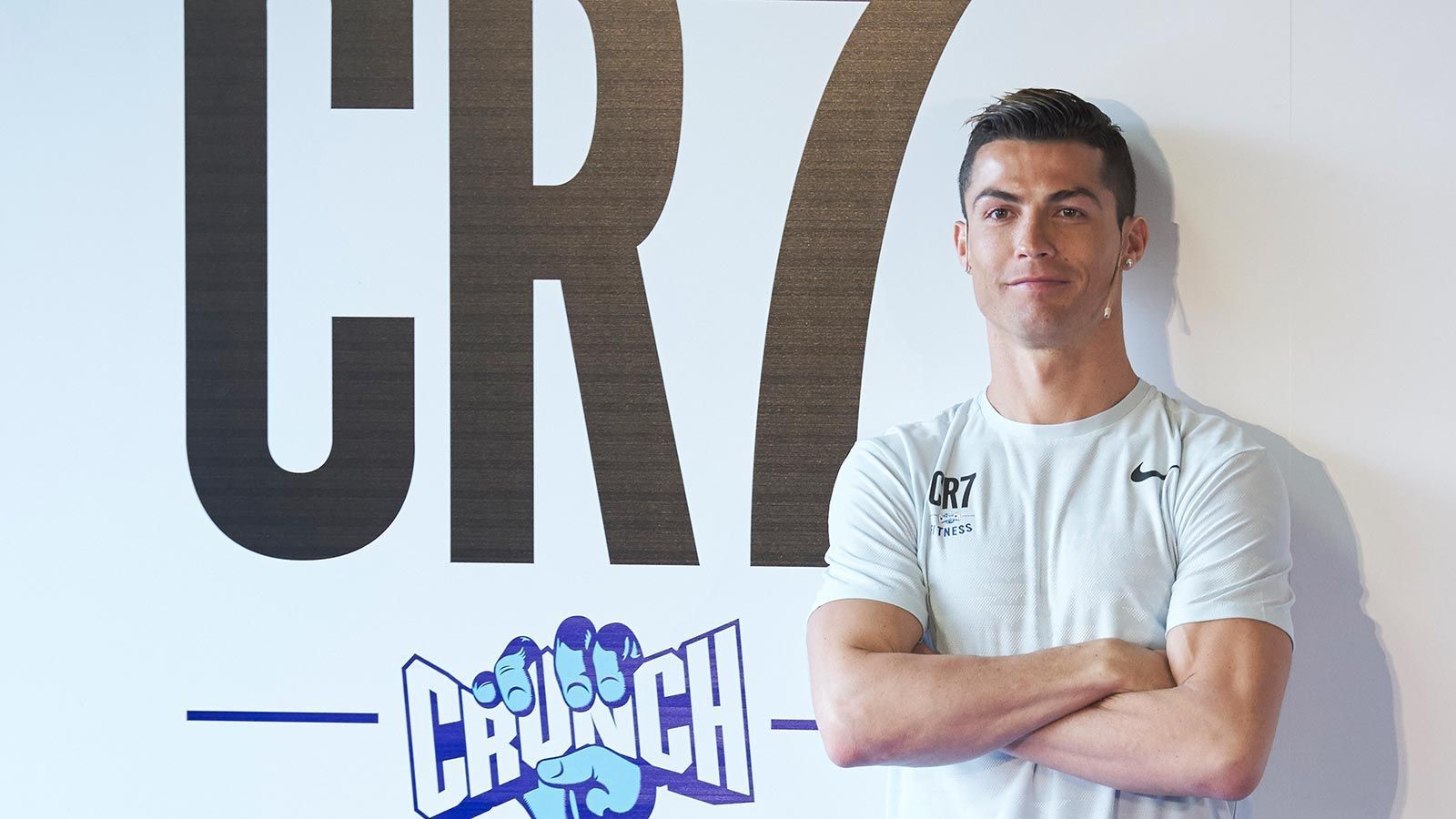 
                <strong>"CR7 Crunch Fitness" </strong><br>
                Eigentlich keine Überraschung ist die Tatsache, dass Ronaldo auch Eigentümer mehrerer Fitnessstudios ist. Der Portugiese startete anfangs mit zwei Studios in Madrid, mittlerweile hat die Kette zahlreiche Ableger. Nach Angaben der Website sind es über 300, als neuer Standort soll bald Lissabon dazukommen. 
              
