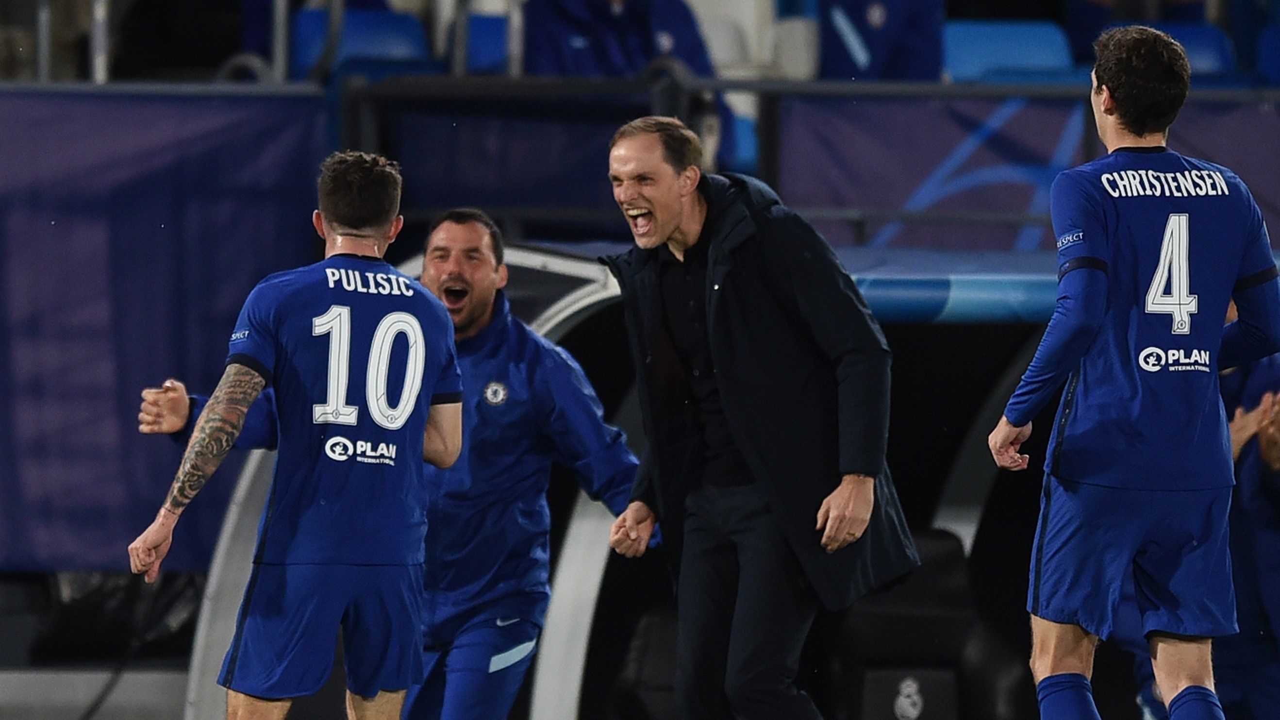 
                <strong>Episode 3</strong><br>
                Ein Trainer, der gerade auch sehr viel richtig macht, ist Thomas Tuchel. Mit Chelsea spielte er 1:1 in Madrid, die Chancen auf den Finaleinzug sind groß. Tuchel schlägt gerade einen ähnlichen Weg ein wie Hansi Flick. Wie der Bayern-Trainer in der vergangenen Saison übernahm Tuchel eine Mannschaft, die entfremdet war von ihrem Trainer (bei Bayern Niko Kovac, bei Chelsea Frank Lampard). Unter der neuen Führung spielt Chelsea wieder mit Elan - wie auch Bayern unter Flick - und erfolgreich dazu. Gelänge Tuchel der große Wurf, würde zum zweiten Mal nacheinander eine Mannschaft die Champions League gewinnen, die während der Saison einen neuen Chef bekam. Bleibt nur die Frage: Geht Tuchel den Weg zu Ende - oder biegt er falsch ab?  
              