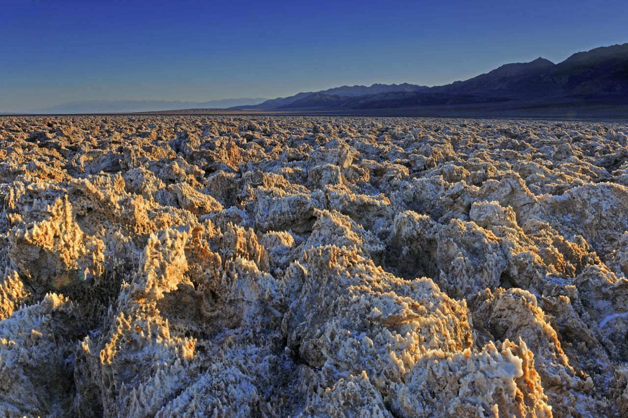 Death Valley: Das "Tal des Todes" ist der heißeste Ort der Welt. 1913 wurde dort die Rekordtemperatur von 56,7 Grad gemessen. "Dafür" hat die Hitze im Norden der Mojave-Wüste bizarre und gleichzeitig traumhaft schöne Salzformationen hervorgebracht - wie den Devil's Golf Course. Der Anblick brachte Besucher einst auf den Gedanken, dieser raue Landstrich müsse der Golfplatz des Teufels gewesen sein.