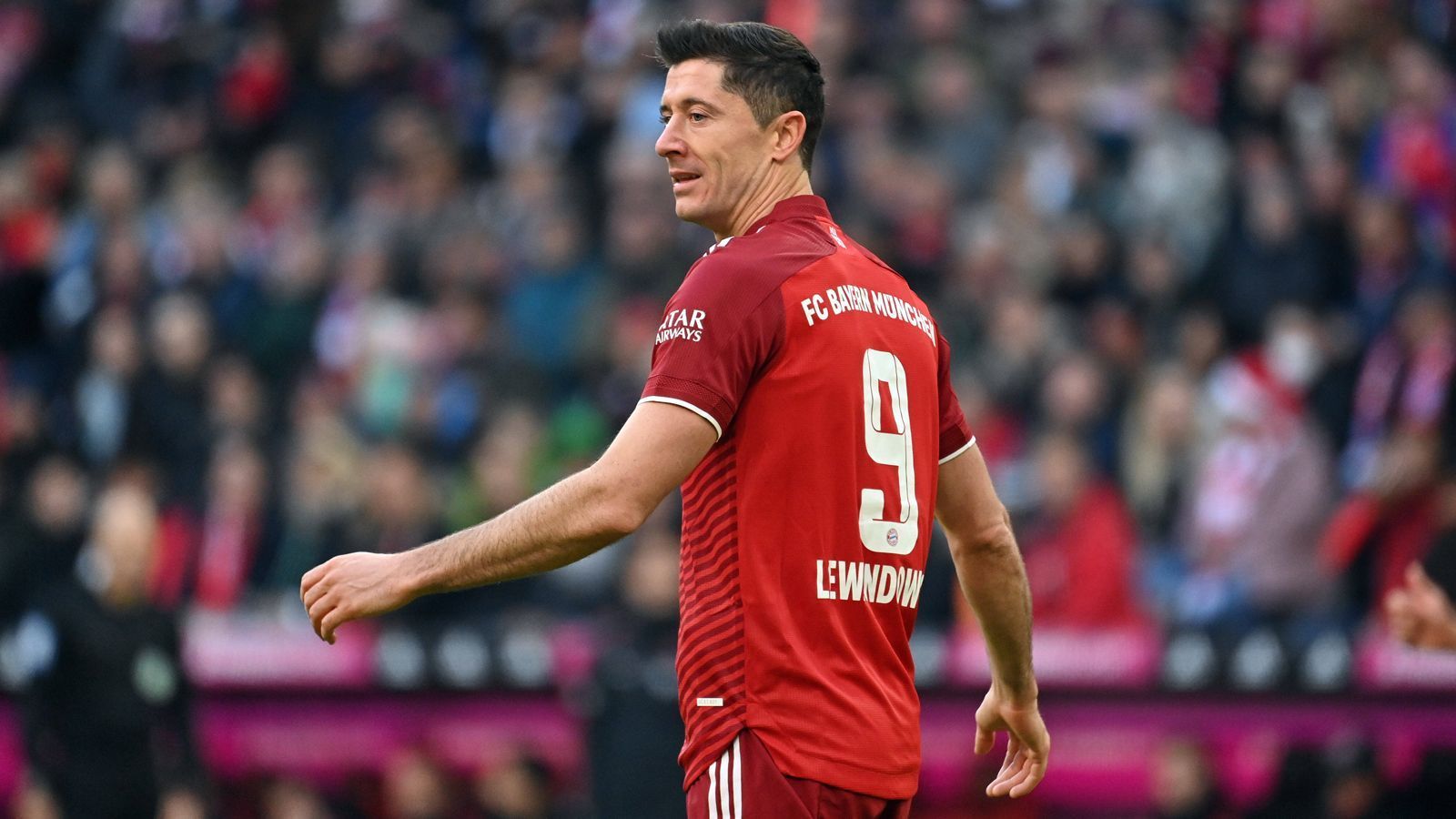 
                <strong>Angriff: Robert Lewandowski (145 Punkte)</strong><br>
                Der Pole ist auch in dieser Saison der gefährlichste Spieler der Bundesliga und scheint mit zunehmendem Alter nur noch besser zu werden. Aktuell steht Lewandowski bei 13 Toren und einer Vorlage. Wenn er so weitermacht und von Verletzungen verschont bleibt, dann scheint sein Torrekord aus 2020/21 auch diese Saison in Reichweite zu sein.
              