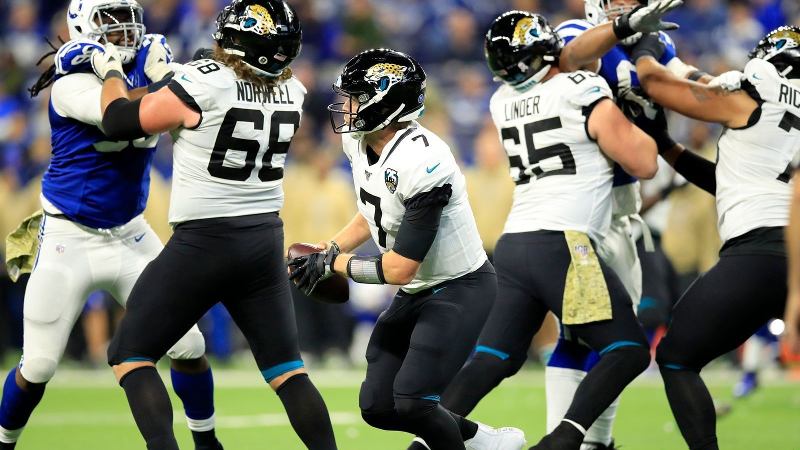 
                <strong>Verlierer: Jacksonville Jaguars</strong><br>
                Die Ambitionen sind andere als eine 4-6-Bilanz. Mit dem Wechsel von Kult-Quarterback Gardner Minshew auf Routinier Nick Foles geht Head Coach Doug Marrone durchaus ein Risiko ein, denn verstanden haben ihn längst nicht alle. Das 13:33 bei den Indianapolis Colts gibt ihnen Recht.
              