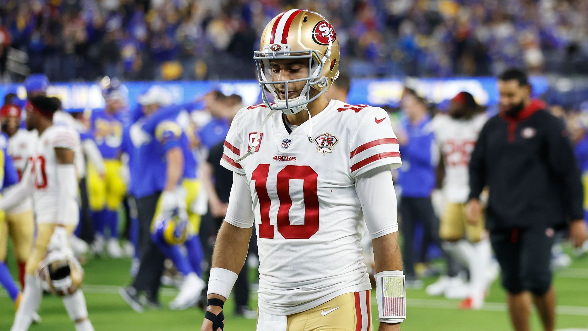 
                <strong>Jimmy Garoppolo zu den Tampa Bay Buccaneers </strong><br>
                Die Zukunft bei den San Francisco 49ers gehört Trey Lance, für Routinier Jimmy Garoppolo ist ab der kommenden Saison kein Platz mehr. Die 49ers suchen wohl bereits nach einem Abnehmer, die Tampa Bay Buccaneers könnten hier der richtige Ansprechpartner sein. Nach dem Karriereende von Tom Brady ist die Franchise händeringend auf der Suche nach einem erfahrenen Quarterback, um mit dem bestehenden Roster auch in der kommenden Saison angreifen zu können. Da der Super-Bowl-Champion von 2020 dabei wohl selbst nicht zu viel Gegenwert abgeben kann bzw. will und die 49ers mit offenen Karten spielen, könnte "Jimmy G" am Ende sogar zum Schnäppchen werden. - &#x2022; <strong>Buccaneers erhalten</strong>: Jimmy Garoppolo (Vertrag bis Ende 2022) - <br>&#x2022; <strong>49ers erhalten</strong>: Zweitrunden-Pick Buccaneers (2023), Drittrunden-Pick Buccaneers (2023) <br>
              