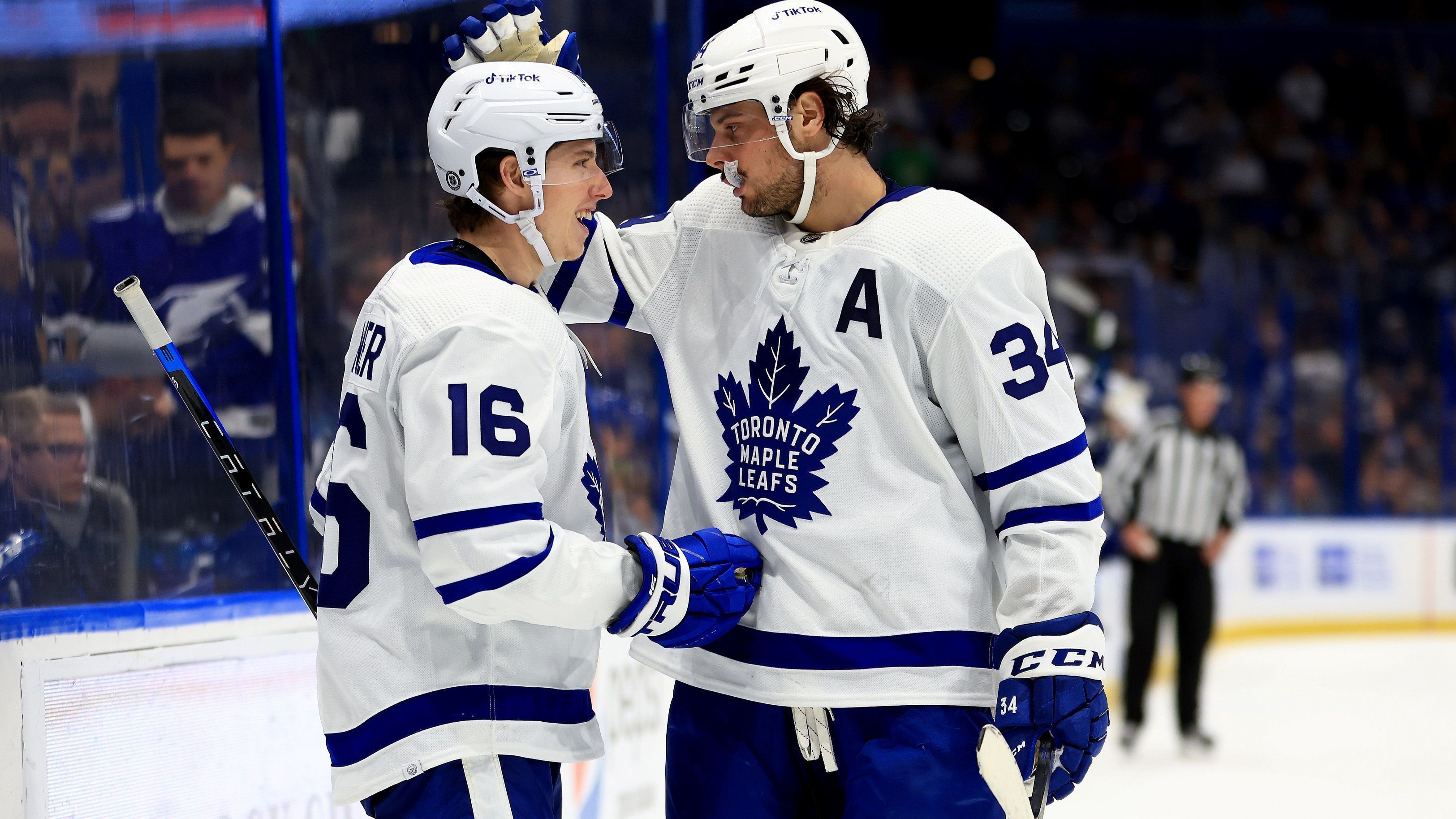 
                <strong>5. Toronto Maple Leafs (54 Siege / 115 Punkte)</strong><br>
                Die Hoffnung der Toronto Maple Leafs trägt zwei Namen: Auston Matthews und Mitch Marner (beide im Foto). Das kongeniale Duo hat einen ähnlichen Einfluss auf das Spiel der Leafs, wie Connor McDavid und Leon Draisaitl bei den Edmonton Oilers. Es wird eine Grundvoraussetzung sein beim Team aus der Provinz Ontario, dass Matthews und Marner in den Playoffs ähnlich heißlaufen wie gegen Ende der Hauptrunde. Matthews etwa hat sich mit 60 Treffern die Torjägerkrone der NHL vor Draisaitl (55) gesichert.
              