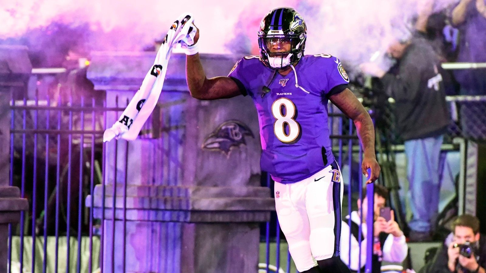 
                <strong>MVP 2019: Lamar Jackson (Baltimore Ravens)</strong><br>
                2019 wurde Lamar Jackson vom MVP-Fluch heimgesucht. Nach einer gigantischen Saison erhielt der Quarterback der Baltimore Ravens die Trophäe für den wertvollsten Spieler - in den Playoffs war dann aber ganz schnell Schluss. Nach einer Bye Week gelangen Lamar und Co. in den Divisional Playoffs gegen die Tennessee lediglich zehn Punkte, den Titans aber 28. Auch wenn in den Playoffs 2020 die Revanche gelang, von Derrick Henry hatte Jackson wohl noch lange Albträume.
              