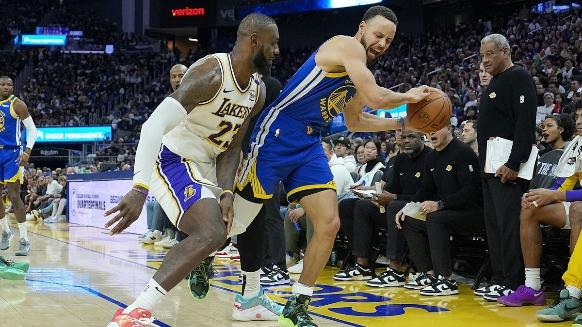 James (l.) im Duell mit Curry