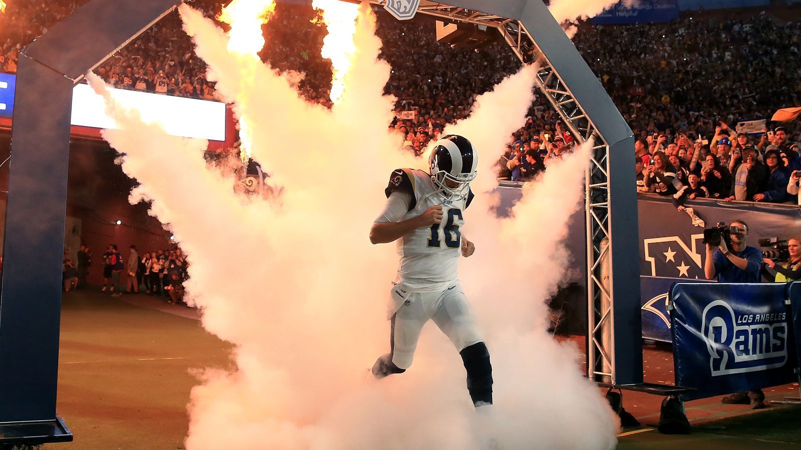 
                <strong>Los Angeles Rams - Jared Goff </strong><br>
                "Der schlechteste Trade in der Geschichte der Los Angeles Rams war wahrscheinlich der Trade im Jahr 2016, als sie eine Vielzahl von Draft-Picks an die Tennessee Titans abgaben, um den ersten Pick im NFL Draft zu erhalten. Mit diesem Pick wählten die Rams den Quarterback Jared Goff aus. Obwohl Goff in seiner Karriere einige Erfolge hatte, einschließlich einer Super-Bowl-Teilnahme, konnte er die hohen Erwartungen, die mit einem solch teuren Trade einhergingen, letztendlich nicht erfüllen. Seine Leistungen schwankten stark, und er hatte Probleme, konstante und effektive Leistungen auf höchstem Niveau zu erbringen. Der wahre Schaden des Trades wurde jedoch durch die Draft-Picks verursacht, die die Rams an die Titans abgaben. Im Austausch für den ersten Gesamtpick erhielten die Titans eine Vielzahl von Picks, darunter zwei Erstrunden-Picks, zwei Zweitrunden-Picks und ein Drittrunden-Pick. Mit diesen Picks konnten die Titans ihr Team erheblich verbessern und einige talentierte Spieler auswählen, darunter den Star-Receiver Corey Davis und den Tight End Jonnu Smith. Der Trade für Jared Goff erwies sich insgesamt als kostspielig und ineffektiv für die Rams. Sie gaben eine Vielzahl wertvoller Draft-Picks ab und erhielten nicht den erhofften Nutzen daraus. Es wird oft als einer der schlechtesten Trades in der Geschichte des Franchise angesehen."
              