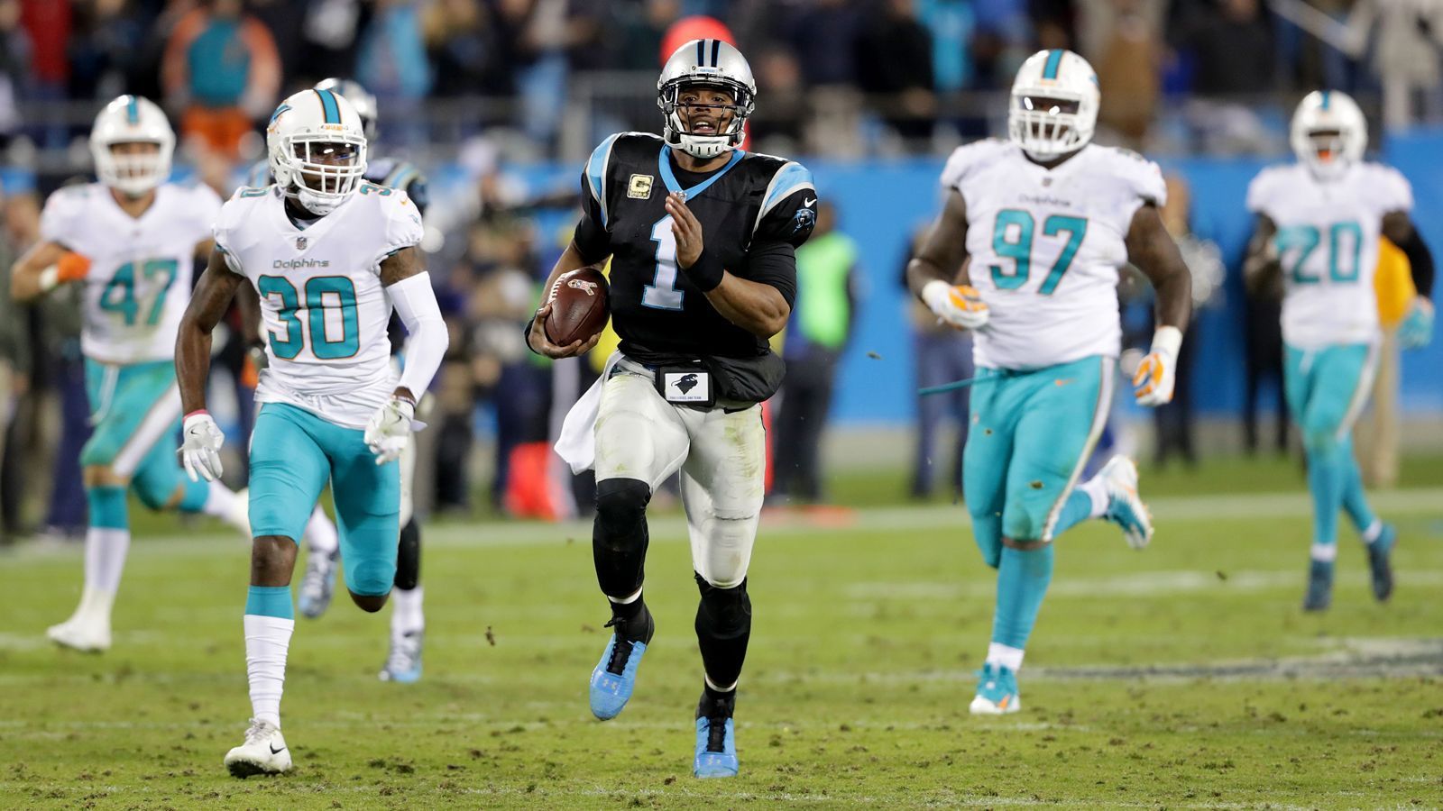 
                <strong>Miami Dolphins</strong><br>
                Die Dolphins befinden sich mitten im Rebuild. Da ist ein NFL-geprüfter Quarterback mit dem Flair eines Cam Newton durchaus hilfreich. Doch gegen Newton spricht Miamis aussichtsreiche Ausgangslage vor dem Draft: Mit dem fünften Pick hat das Team alle Chancen auf entweder Tua Tagovailoa oder Justin Herbert. Sogar ein Trade mit den Bengals für den First Pick und damit Joe Burrow ist denkbar. Und: Die Fins haben den Rebuild ihren Fans gut vermittelt. Keiner erwartet 2020 Wunderdinge. Mit Ryan Fitzpatrick hat Miami einen zwar mittelmäßigen, aber erfahrenen Quarterback, hinter dem ein Rookie-Quarterback zur NFL-Tauglichkeit reifen könnte. ran.de-Prognose: Die Dolphins holen sich ihren Franchise-Quarterback lieber beim Draft.
              