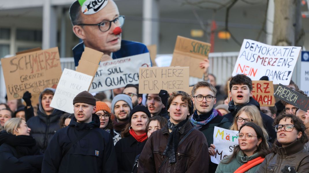 Merz betonte, er nehme die landesweiten Proteste ernst.