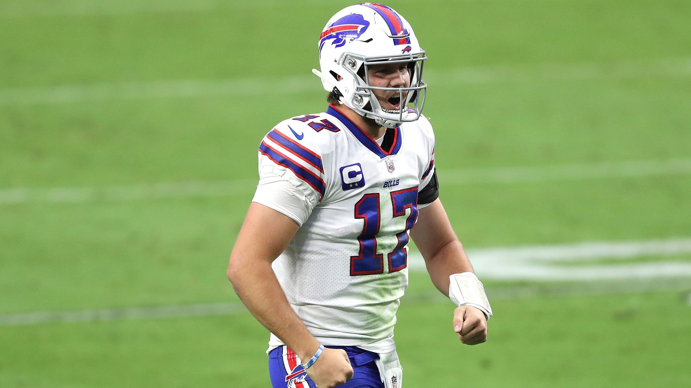 
                <strong>Allens Sprung in die NFL-Spitze</strong><br>
                2020 sollte das Jahr werden, in dem Josh Allen endgültig seine Fußstapfen in der NFL hinterließ. Er führte die Bills mit einer 13:3-Bilanz in die Playoffs und beendete die Spielzeit in den Kategorien meiste Passing Yards (4.544) und meiste Touchdowns (37) in den Top 5. In der Postseason drang Buffalo bis in das Conference Game der AFC vor, unterlag dort allerdings den Chiefs um Mahomes (24:38). Als Folge der starken Leistungen erhielt Allen eine fette Vertragsverlängerung über sechs Jahre, in denen er circa 250 Millionen US-Dollar verdienen kann.
              