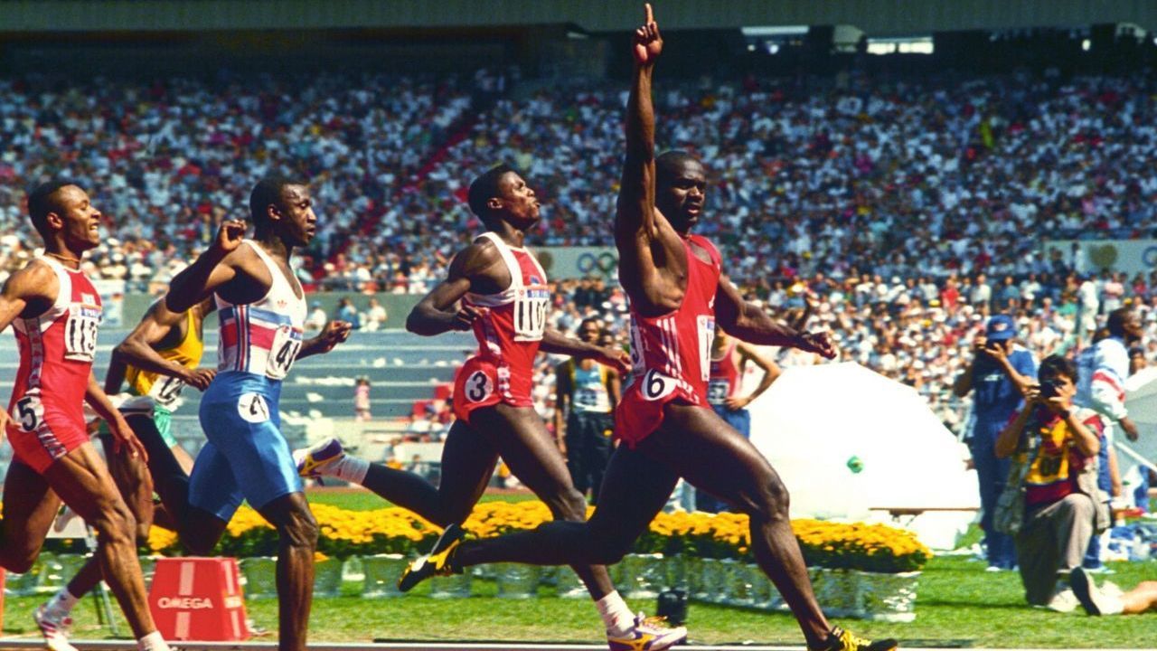 1988: Der Kanadier Ben Johnson siegt im 100-Meter-Lauf mit einem Weltrekord von 9,79 Sekunden. Am nächsten Tag ist Johnsons Dopingtest positiv. Seine Goldmedaille muss er an den US-Amerikaner Carl Lewis abgegeben. Johnson wird 2 Jahre gesperrt und versucht ein Comeback. 1993 nimmt er erneut verbotene Mittel, worauf eine lebenslange Sperre folgt. 