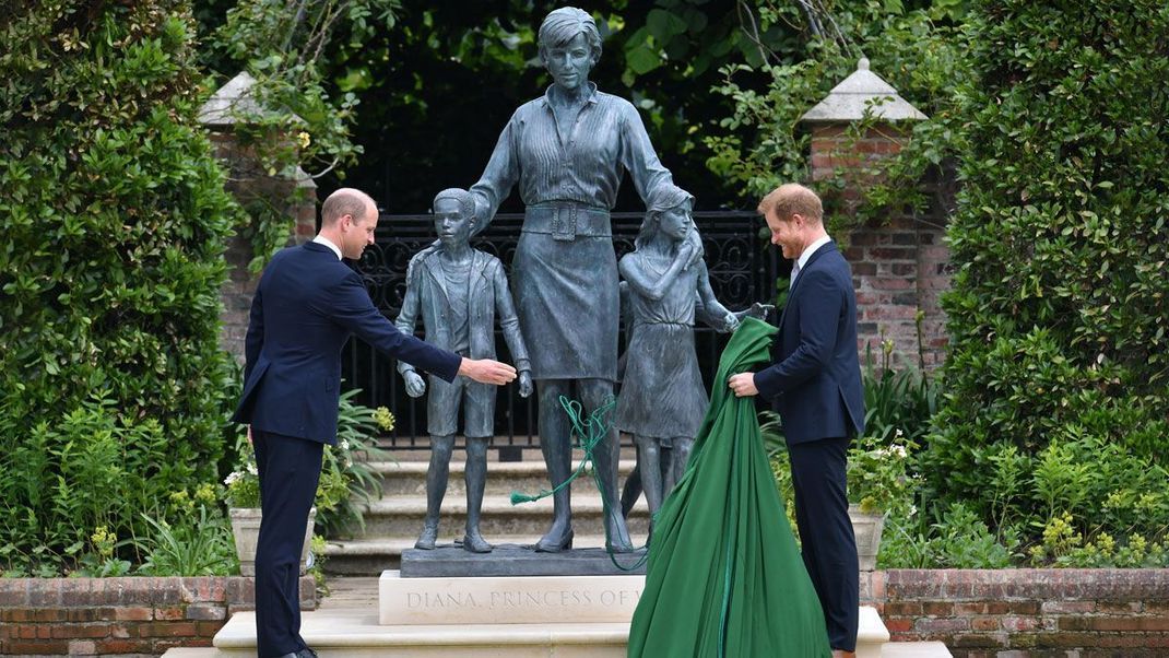 Ein feierlicher Moment! Prinz William und Harry widmen die Diana-Statue ihrer verstorbenen Mutter im Sunken-Park des Kensington-Palace, dem ehemaligen gemeinsamen Zuhause der Brüder.