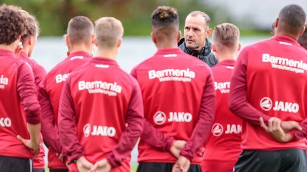 
                <strong>Bayer 04 Leverkusen</strong><br>
                Testspiele/DFB-Pokal: Sieben Testspiele, nur ein Sieg! Für Bayer Leverkusen lief die Vorbereitung unter Neu-Coach Heiko Herrlich suboptimal. Besonders auffallend: In fünf Testspielen kassierte die Werkself zwei oder mehr Gegentreffer. Im DFB-Pokal beim Drittligisten Karlsruhe entging Leverkusen erst in der Verlängerung dem Aus. Personal: Leistungsträger wie Hakan Calhanoglu, Ömer Toprak oder Chicharito sind weg, hochkarätige Neue hat Bayer kaum geholt. Einzig Sven Bender hat in dieser Kategorie gehobenes Bundesliga-Format. Form: Schwache Testspiel-Ergebnisse, nur mit Mühe eine Pokal-Blamage verhindert - für Herrlich und seine Truppe gibt es noch viel zu tun, wenn sich die enttäuschende, zurückliegende Saison nicht wiederholen soll. ran-Check: 4 Punkte
              