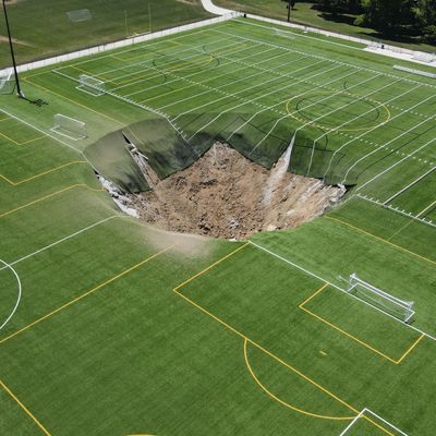 Krater auf einem Sportgelände in in Alton, Illinois, USA